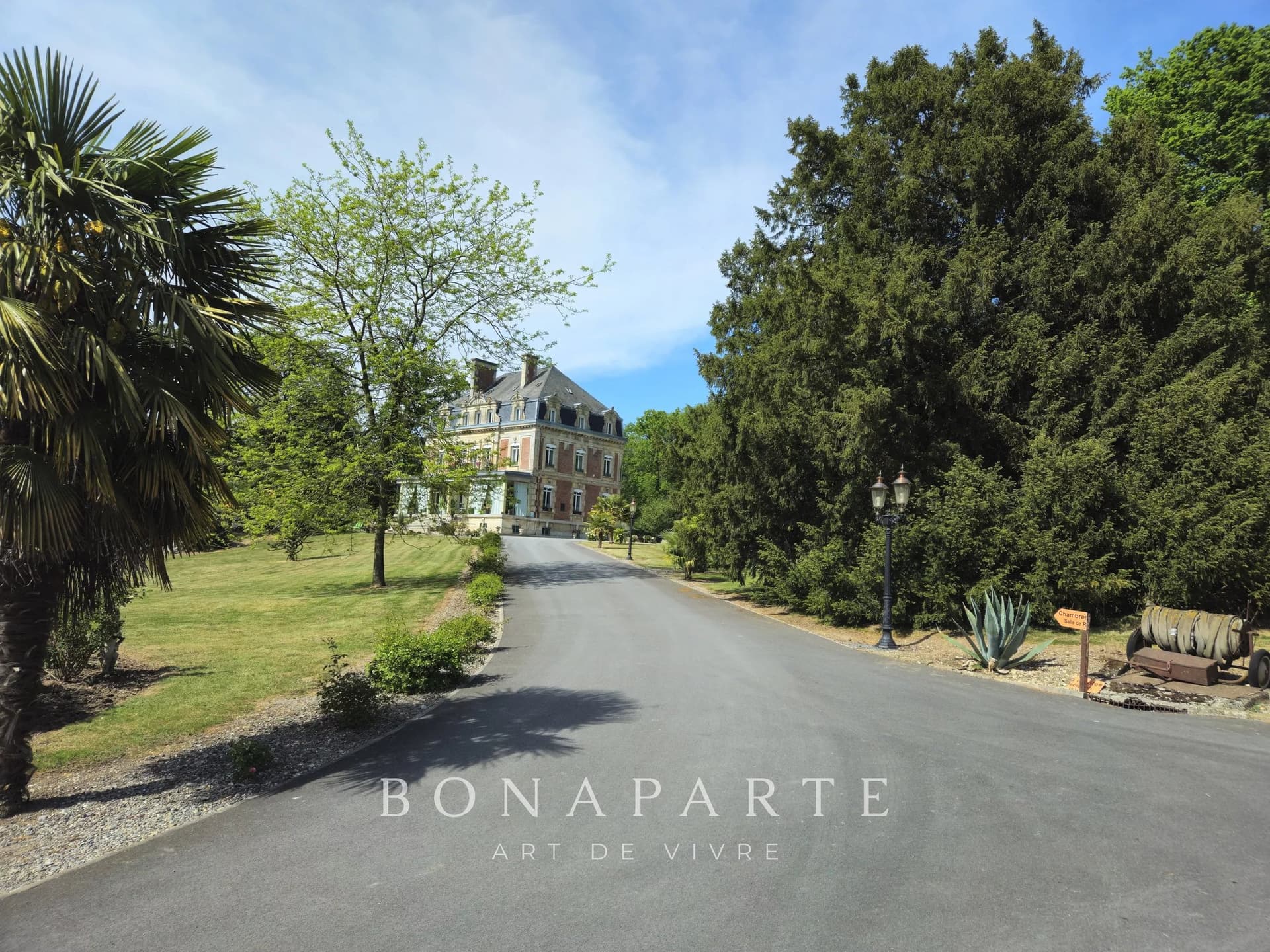 Elegant Castle With 10 Bedrooms And Modern Amenities 2