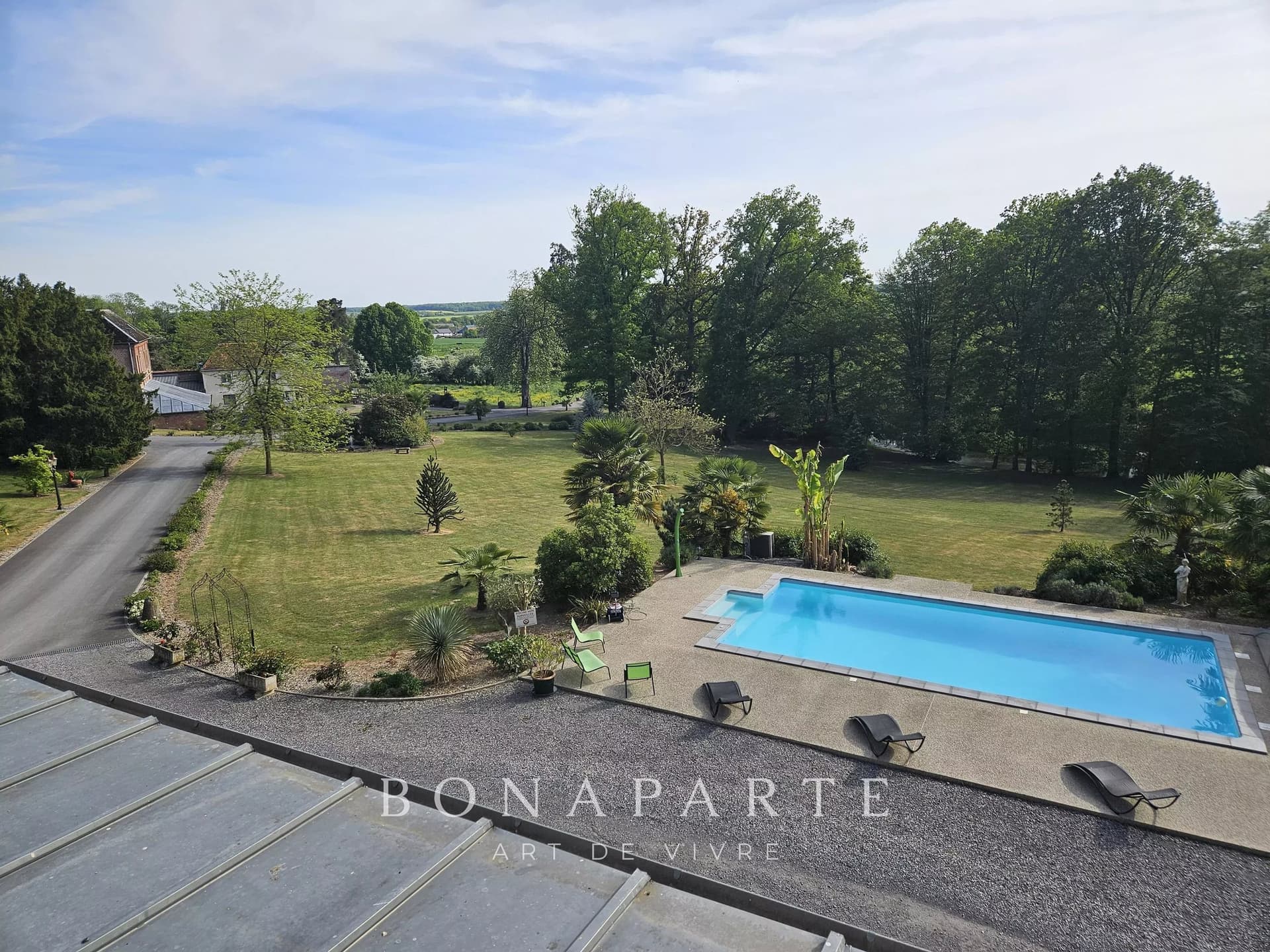 Elegant Castle With 10 Bedrooms And Modern Amenities 3