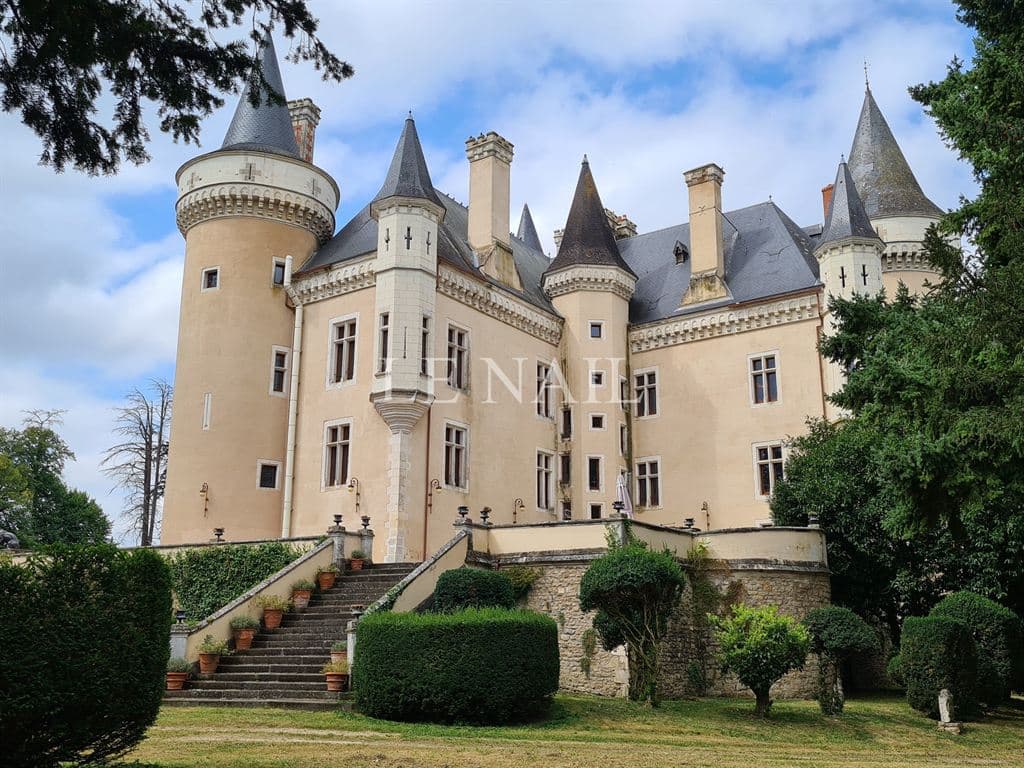 Castles for sale in Centre-Val-de-Loire