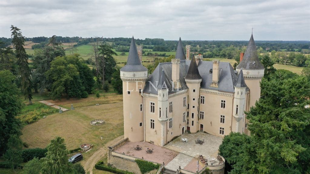 Historic Château with Impressive Features and Expansive Park 3