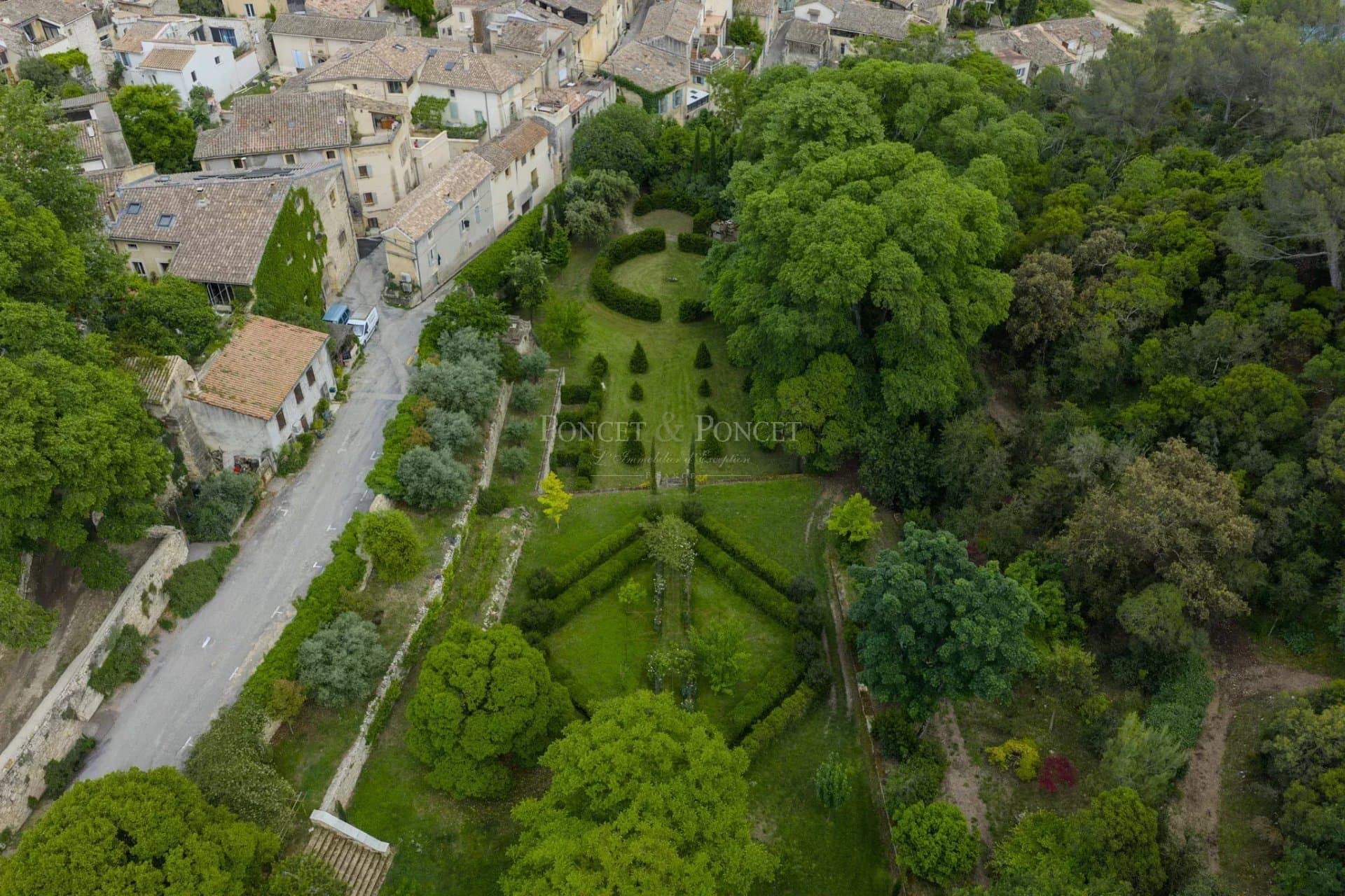 Historic Château with 19 Bedrooms and Panoramic Gardens 3