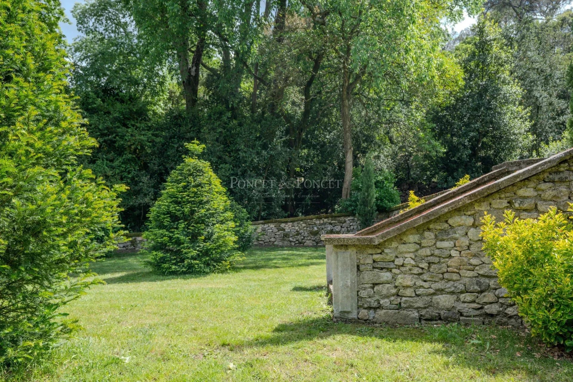 Historic Château with 19 Bedrooms and Panoramic Gardens 4