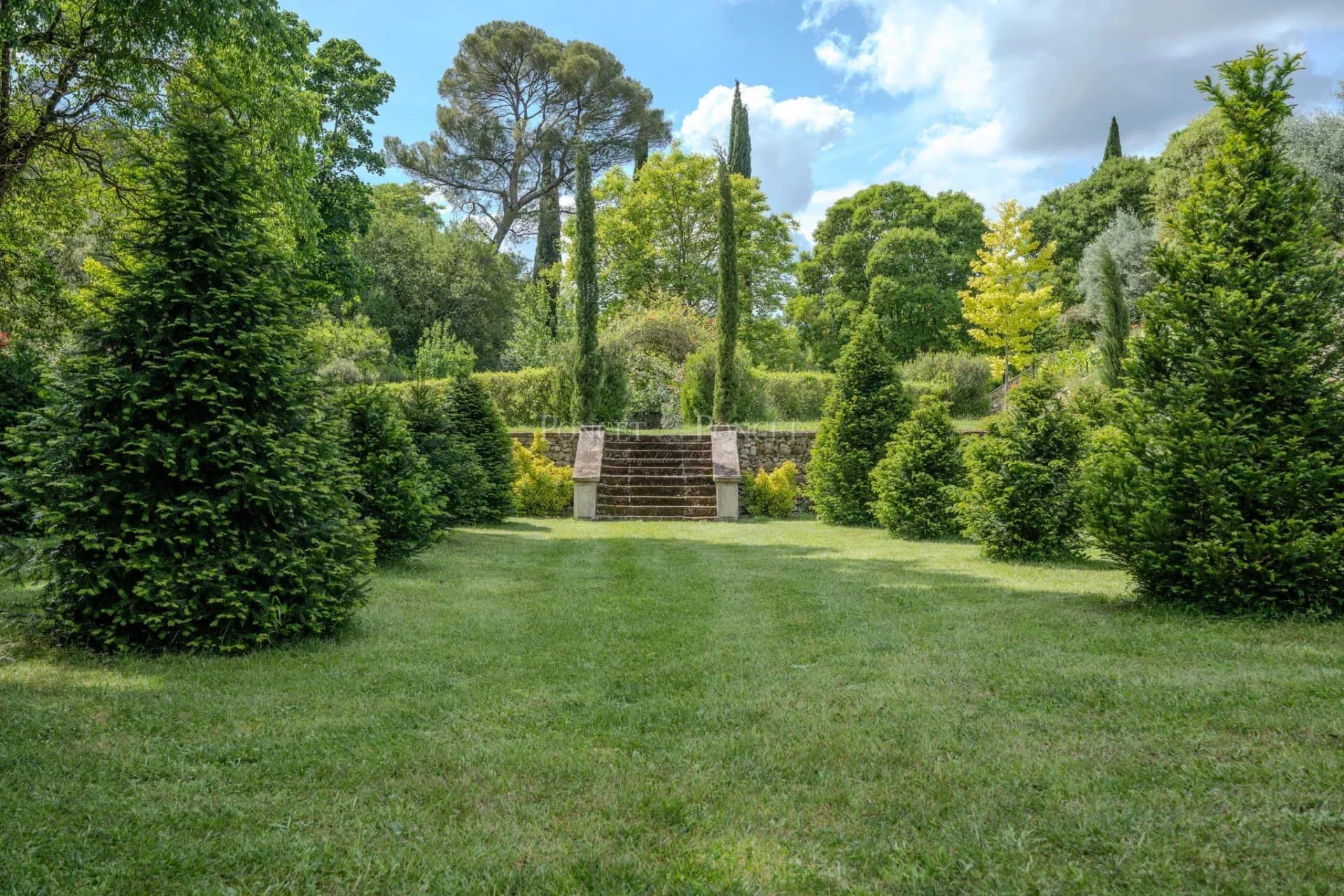 Historic Château with 19 Bedrooms and Panoramic Gardens 5