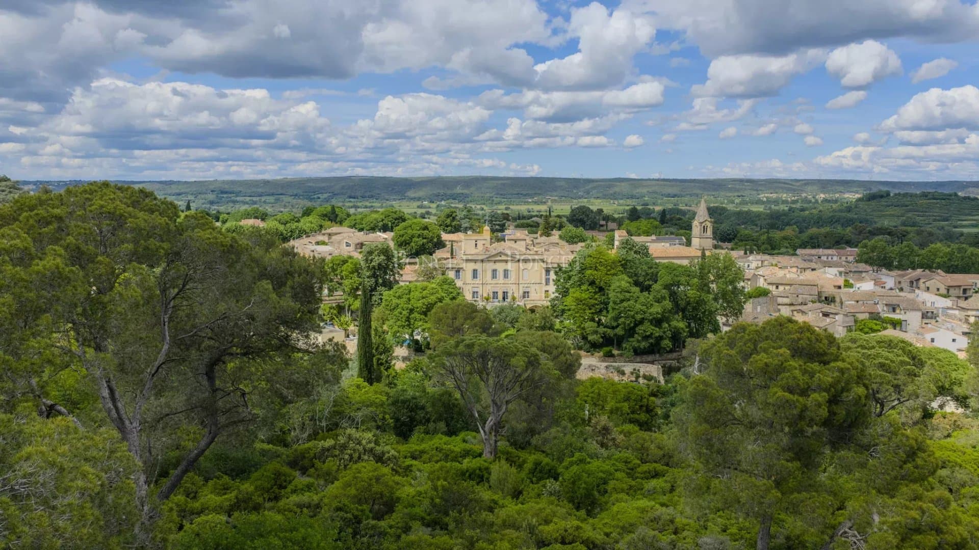 Historic Château with 19 Bedrooms and Panoramic Gardens 3
