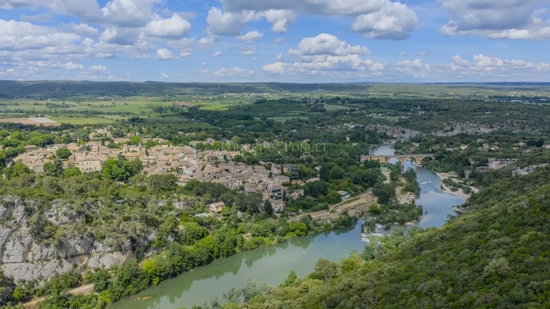 Historic Château with 19 Bedrooms and Panoramic Gardens 4