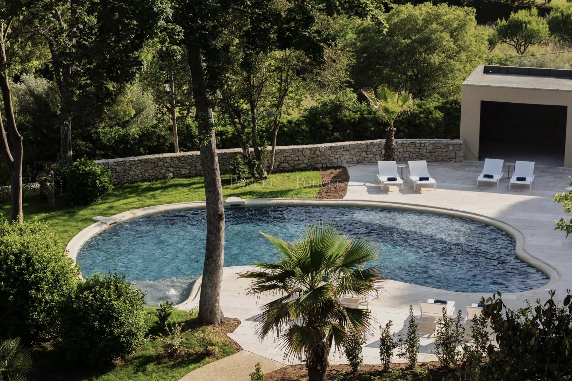 Historic Château with 19 Bedrooms and Panoramic Gardens 2