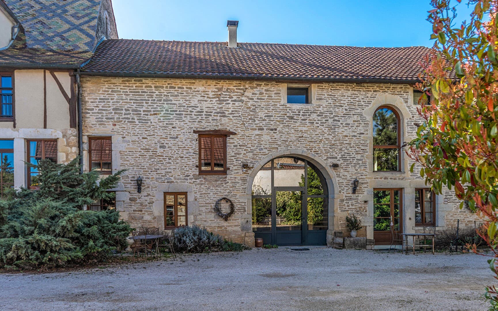 Historic Manor House with Pool and Tennis Court Near Dijon — Manor House for sale in France