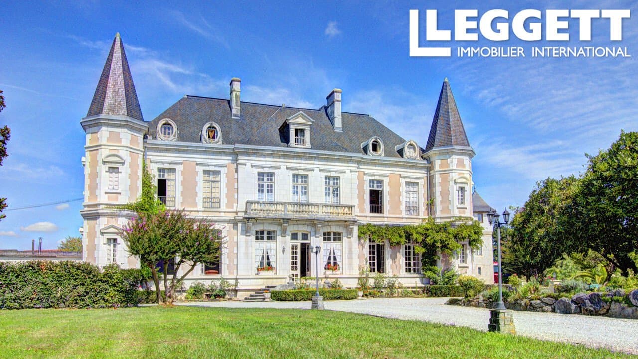 19th Century Château With Private Event Space And 18 Acre Estate — Château for sale in France