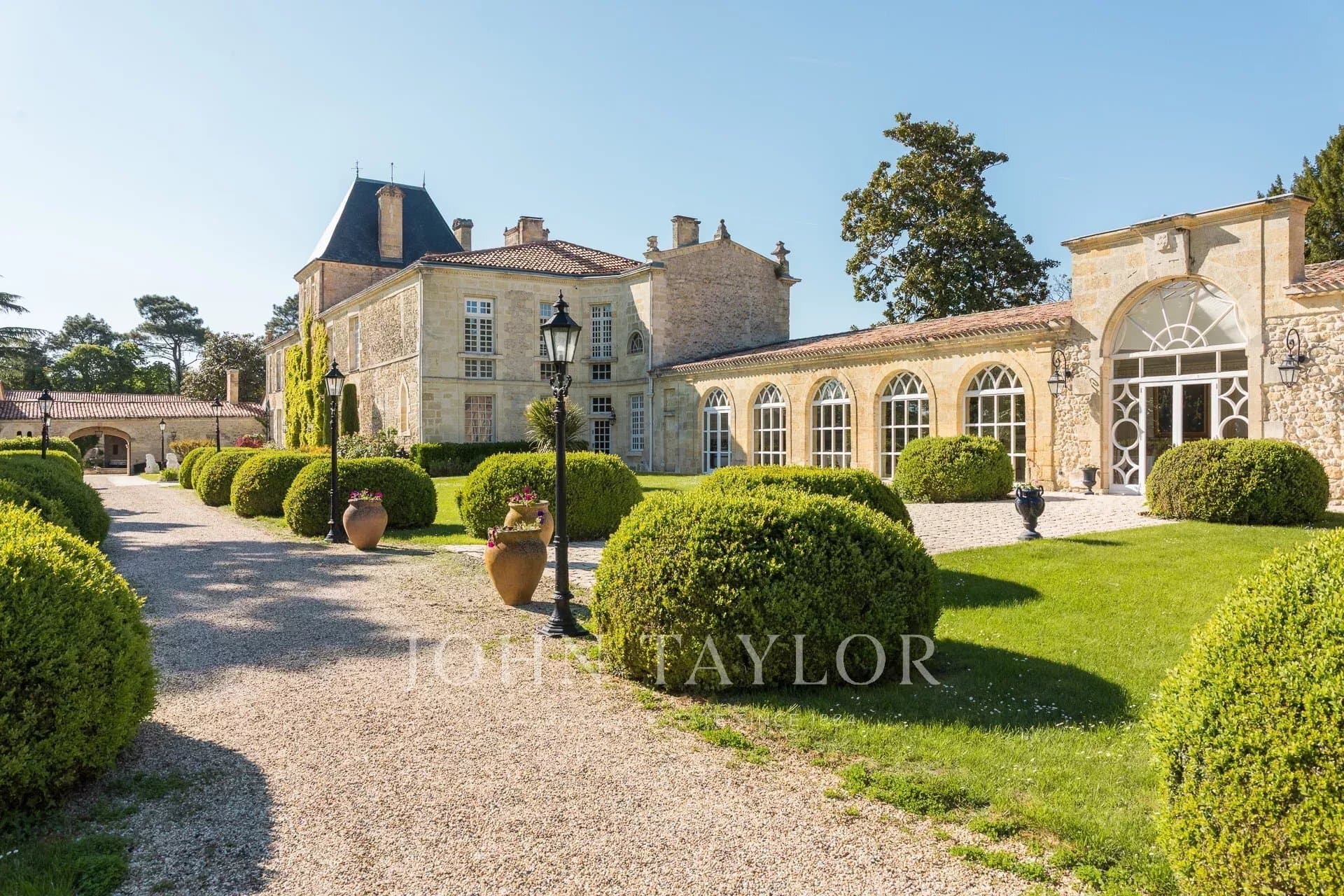 Renaissance Château With Panoramic Views And Event Spaces