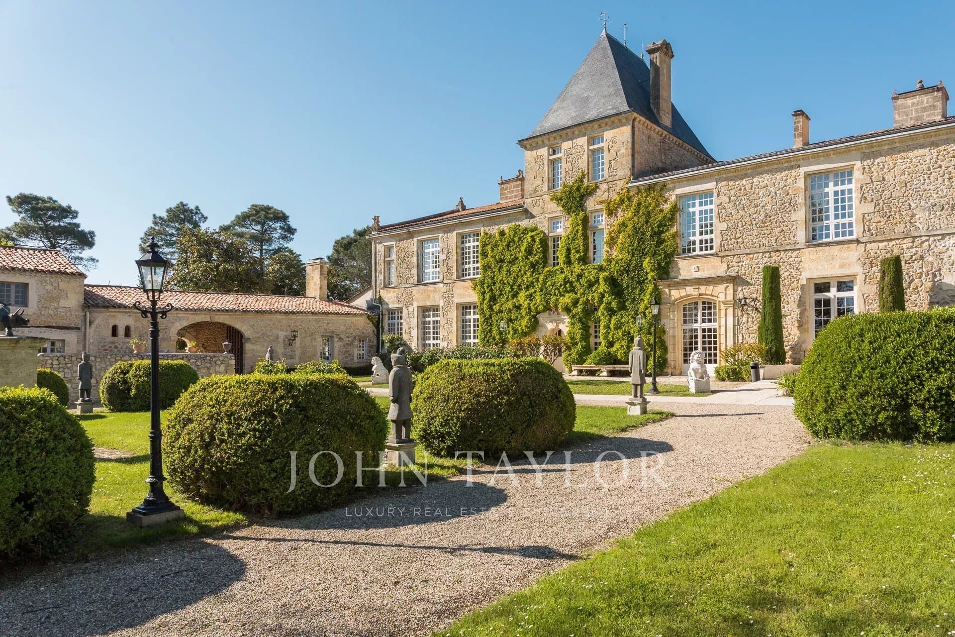 Renaissance Château With Panoramic Views And Event Spaces 4