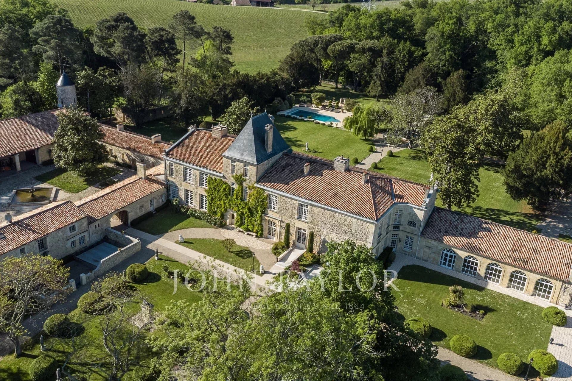 Renaissance Château With Panoramic Views And Event Spaces 3