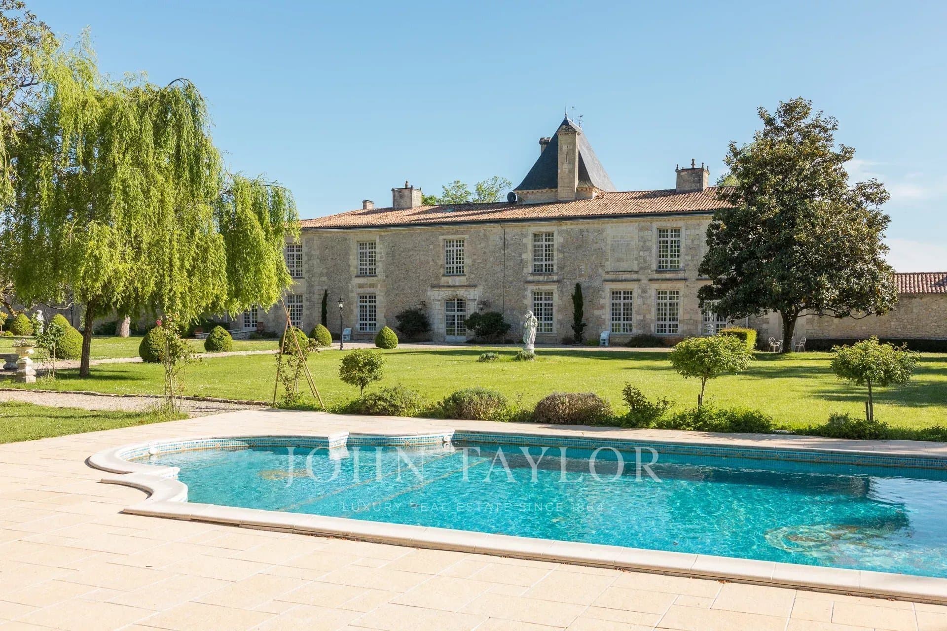 Renaissance Château With Panoramic Views And Event Spaces 2