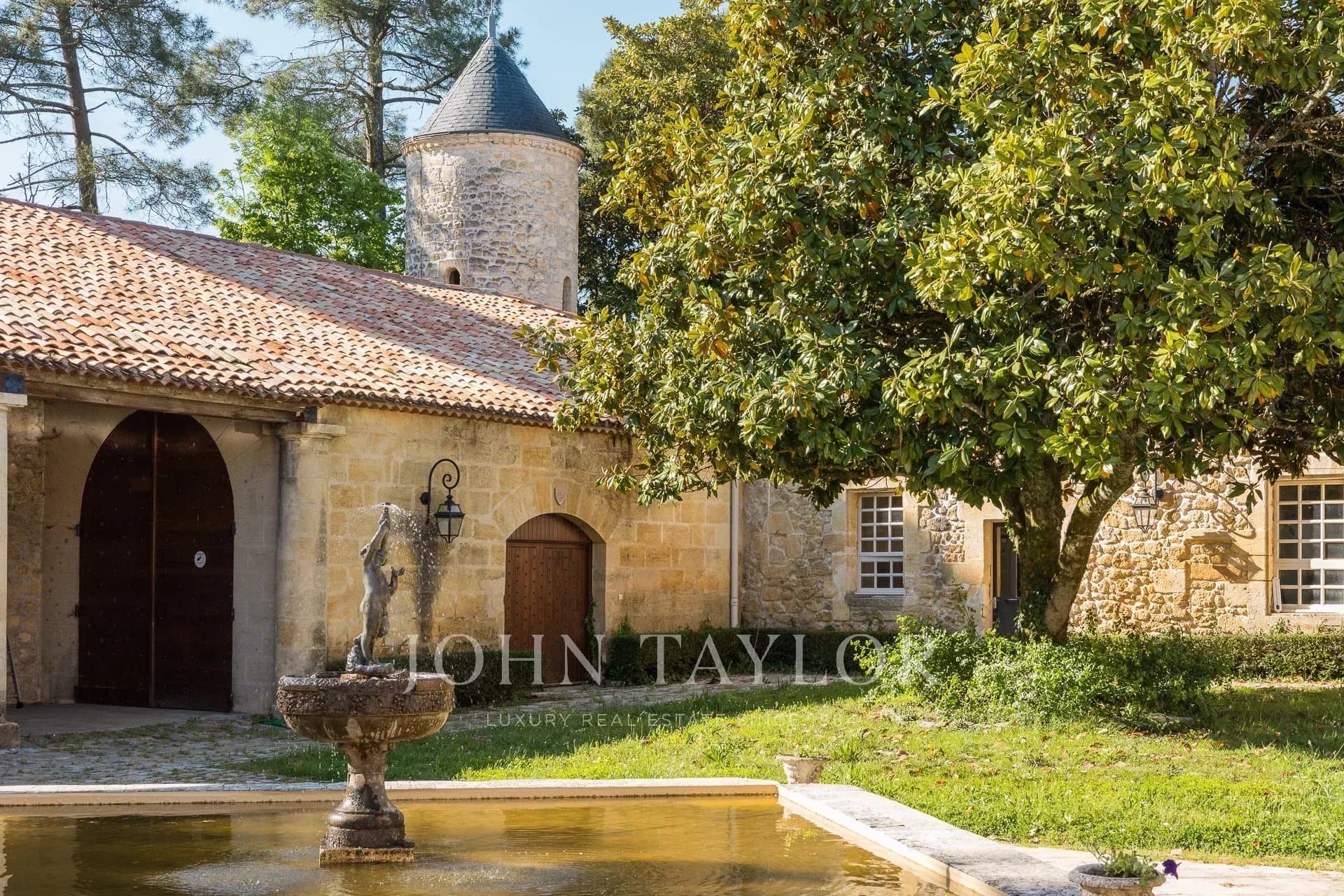 Renaissance Château With Panoramic Views And Event Spaces 5