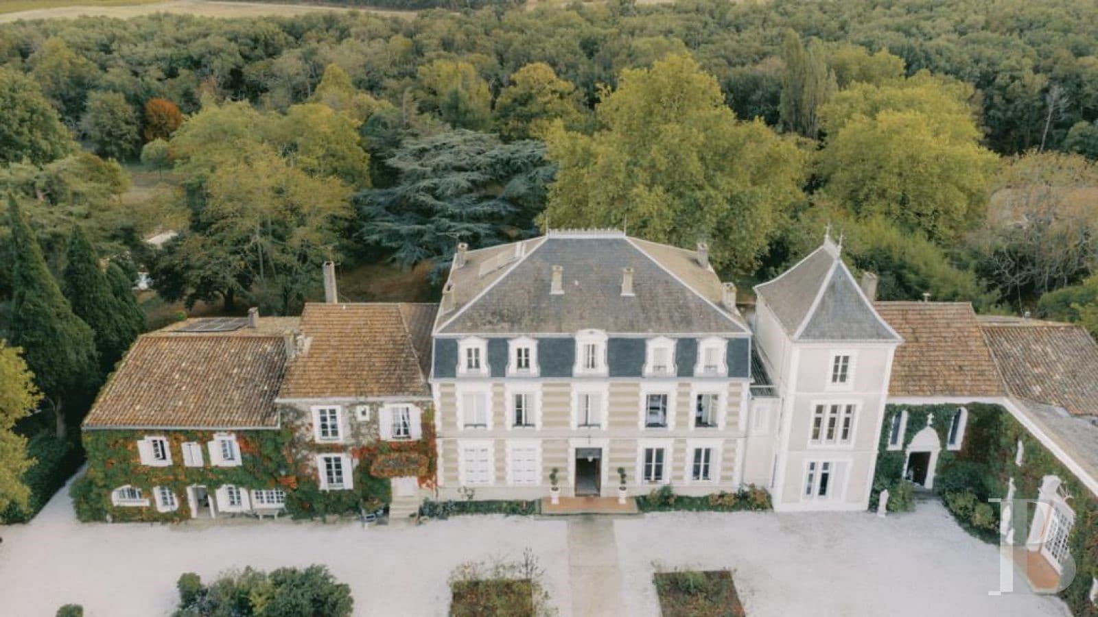 Spacious Castle With 20 Bedrooms And Swimming Pool 3