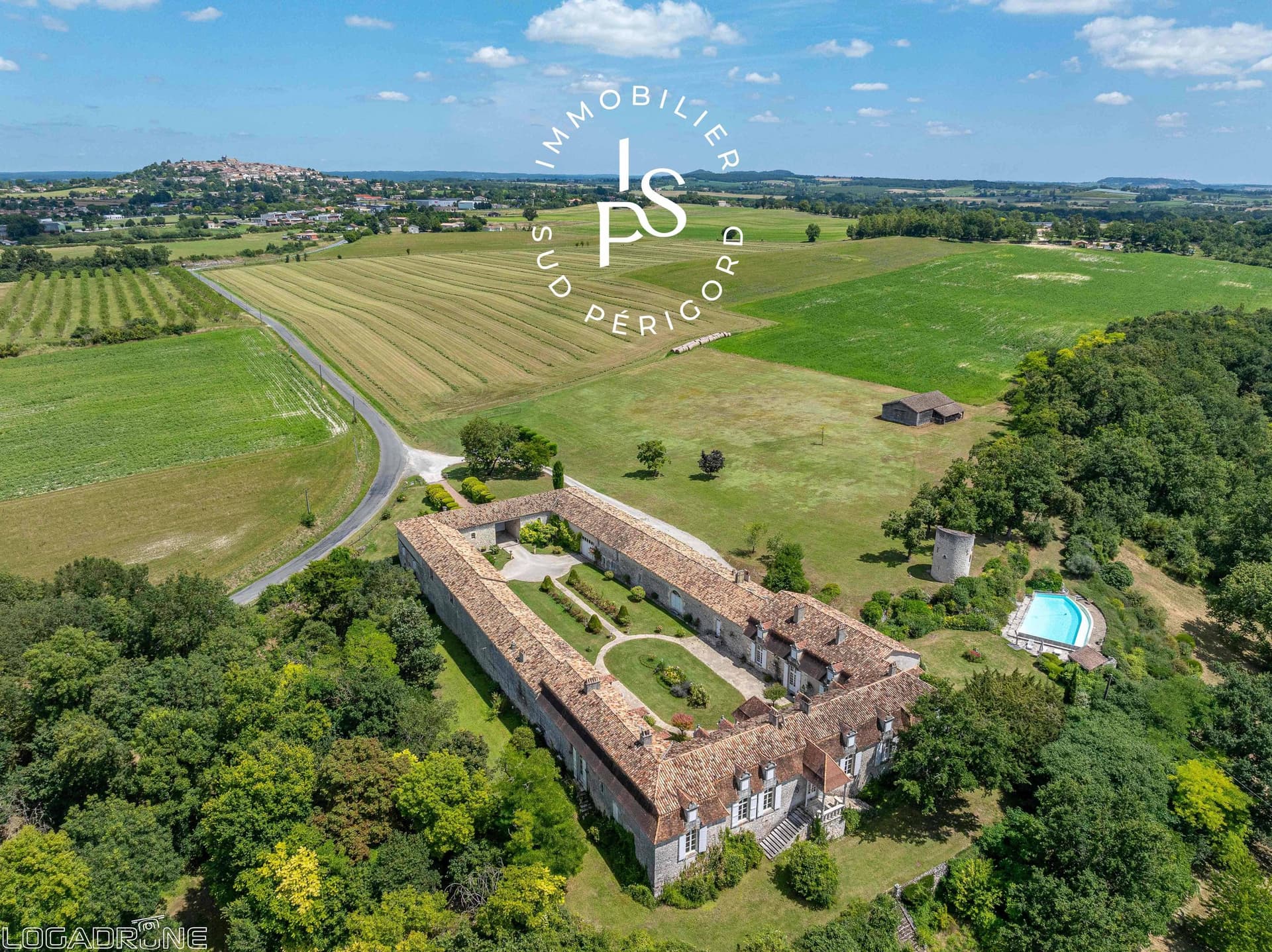 Château with Infinity Pool and Independent Accommodations