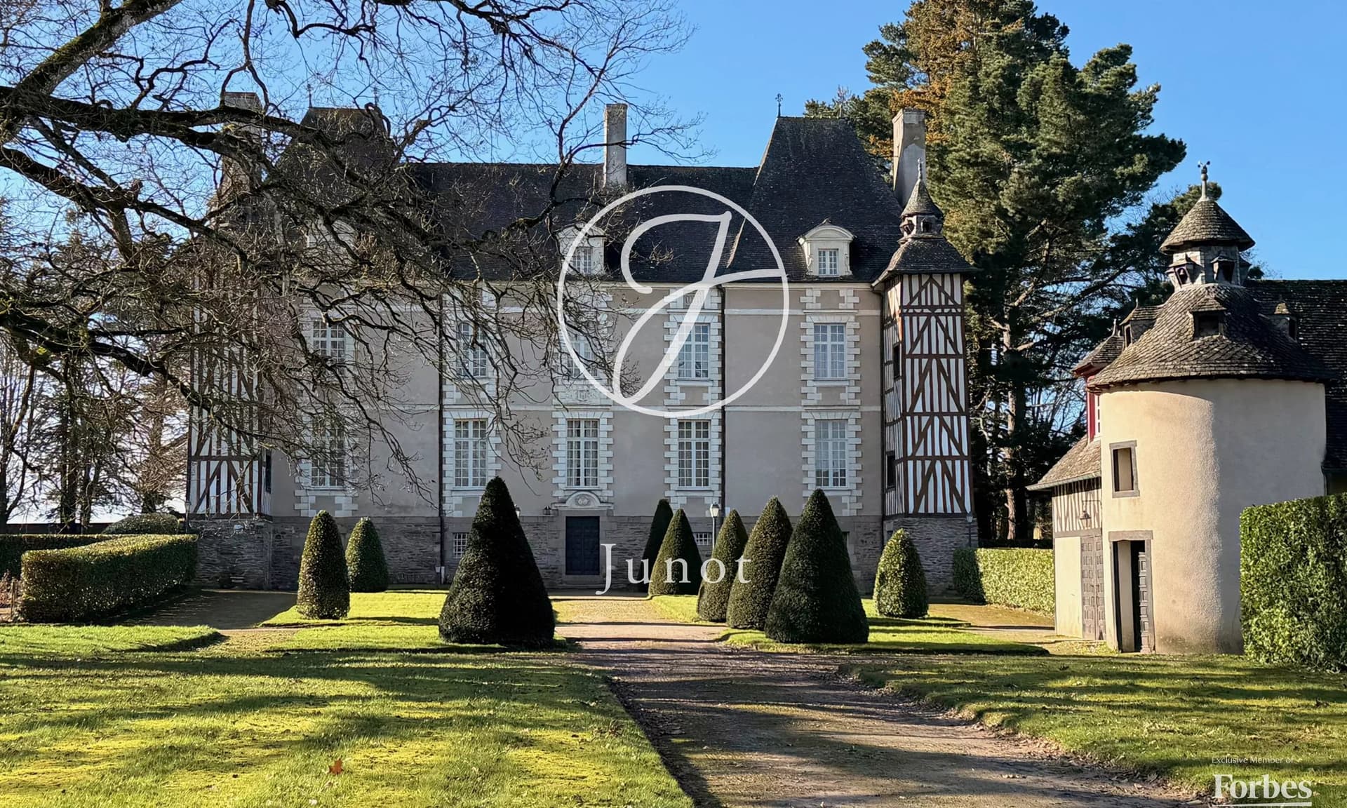 Elegant 17th Century Château With Guest House And Tennis Court — Château for sale in France