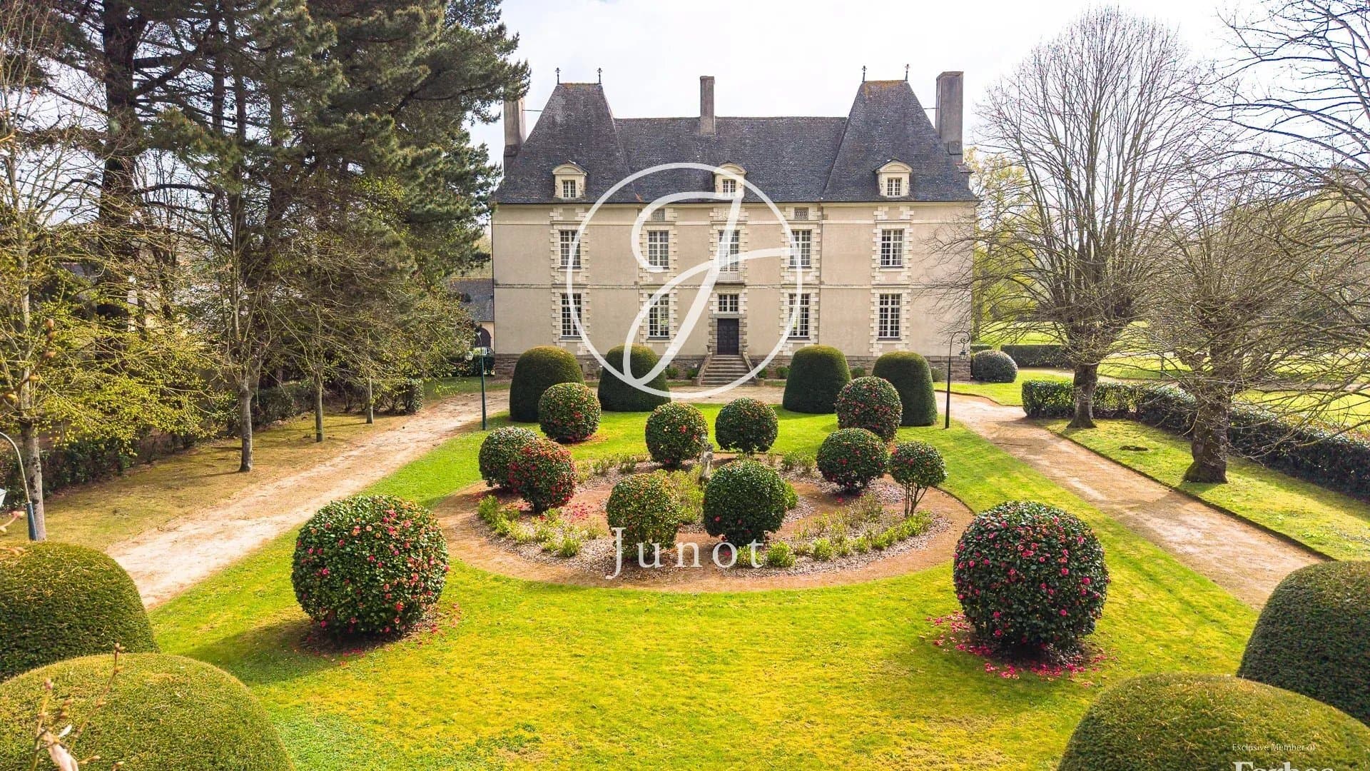 Elegant 17th Century Château With Guest House And Tennis Court 2