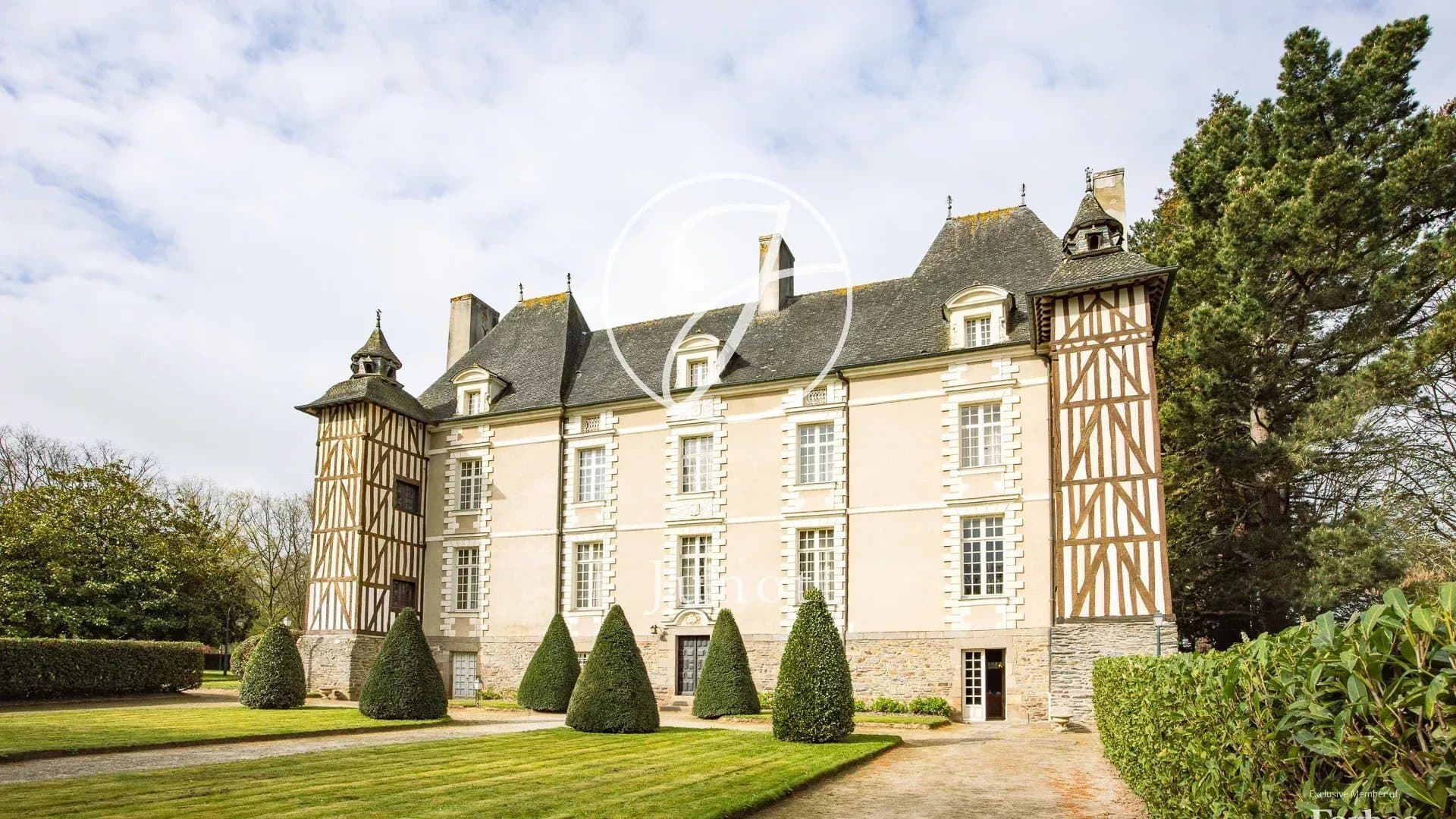 Elegant 17th Century Château With Guest House And Tennis Court 3