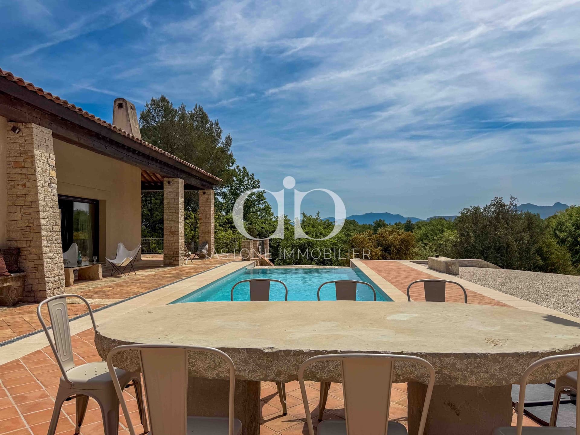 Elegant Villa with Infinity Pool and Independent Apartment Near Aix-en-Provence — Villa for sale in France