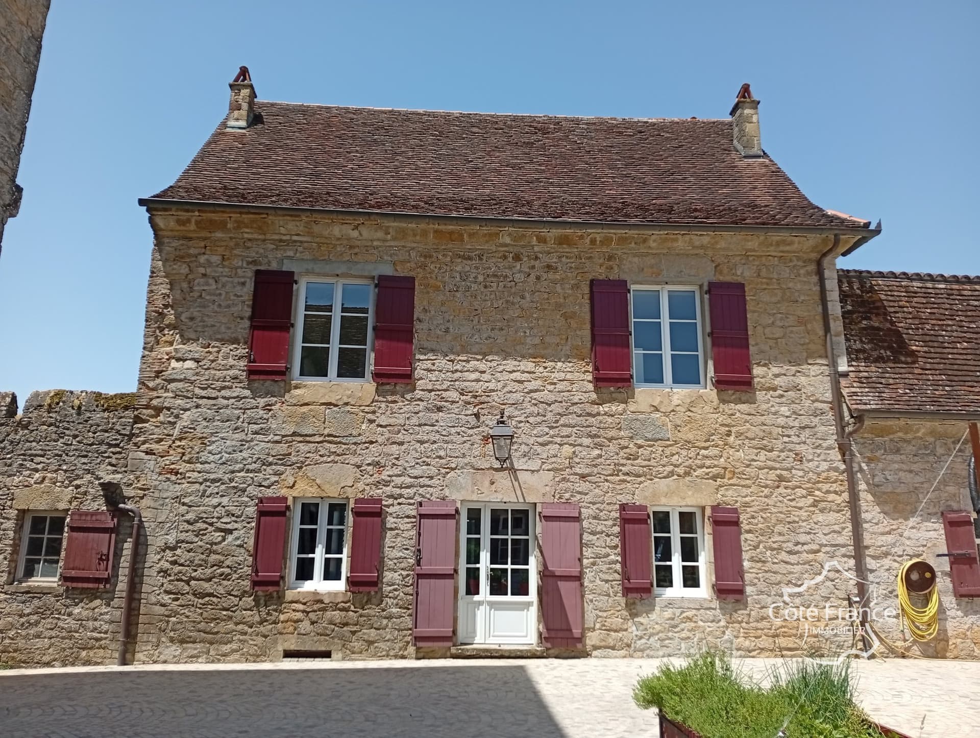 Magnificent 17th Century Château With Guest House And Tower 2