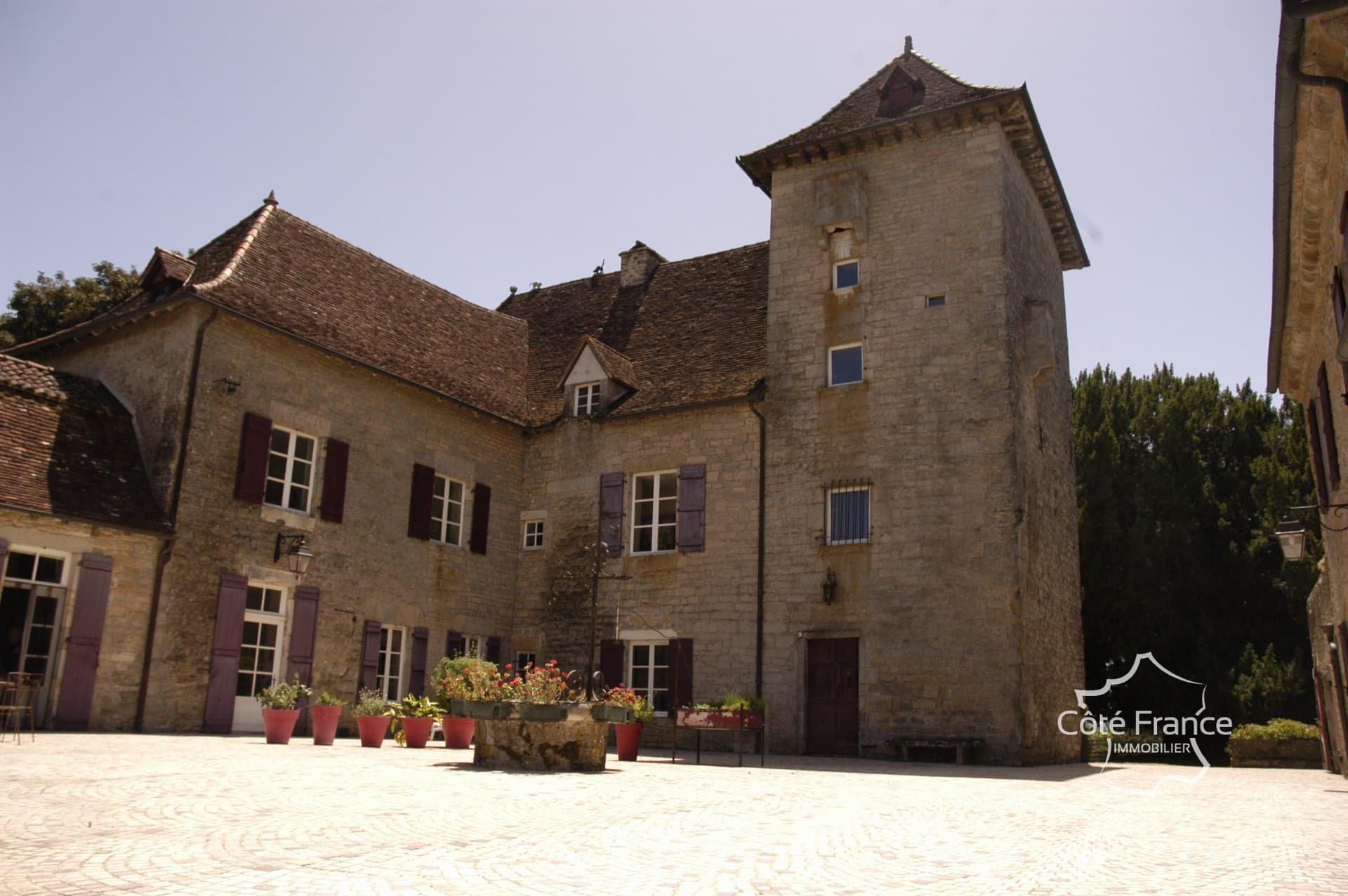 Magnificent 17th Century Château With Guest House And Tower 5