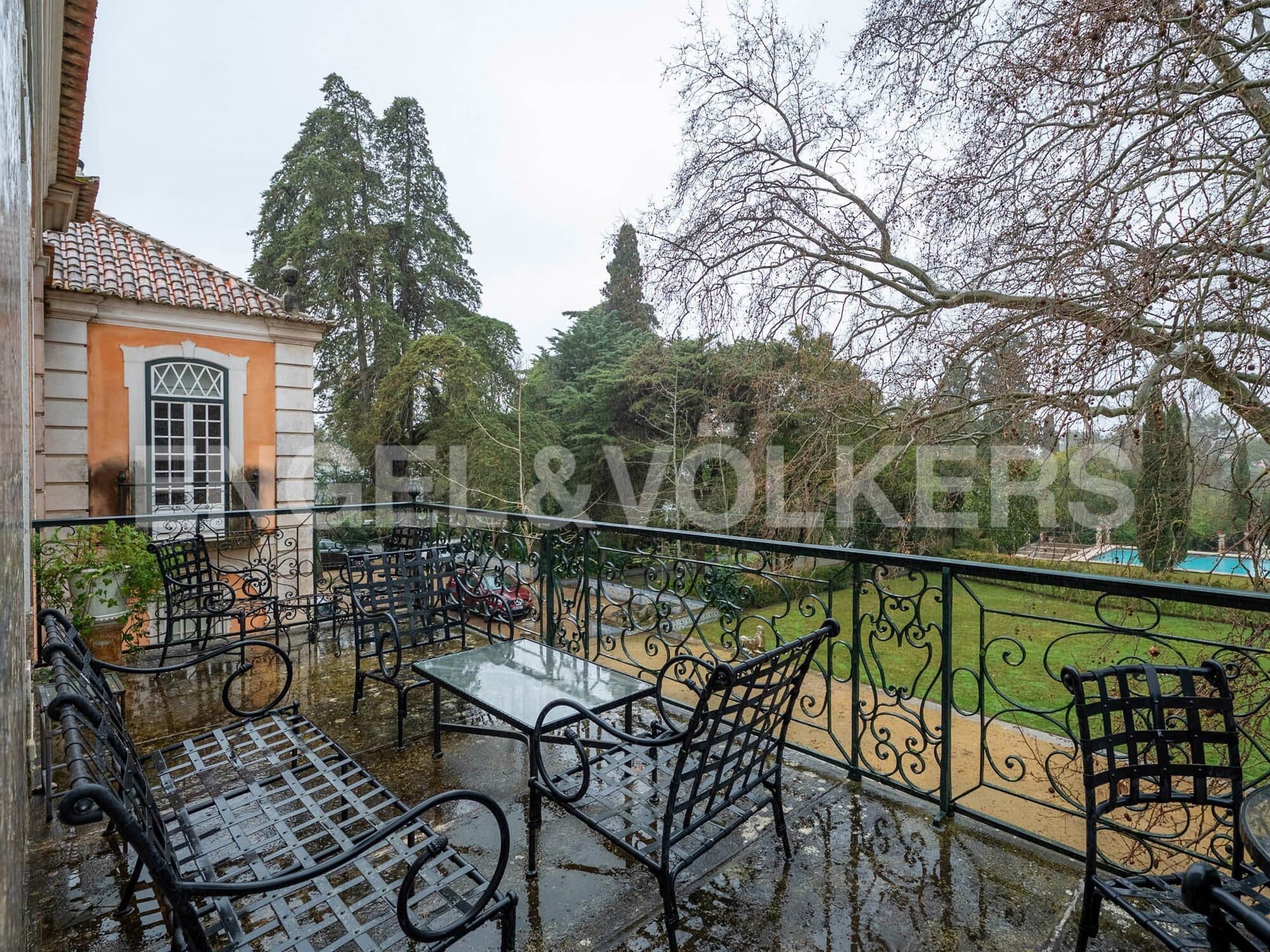 Historic Palace With Cinema, Gym, And Expansive Garden 4