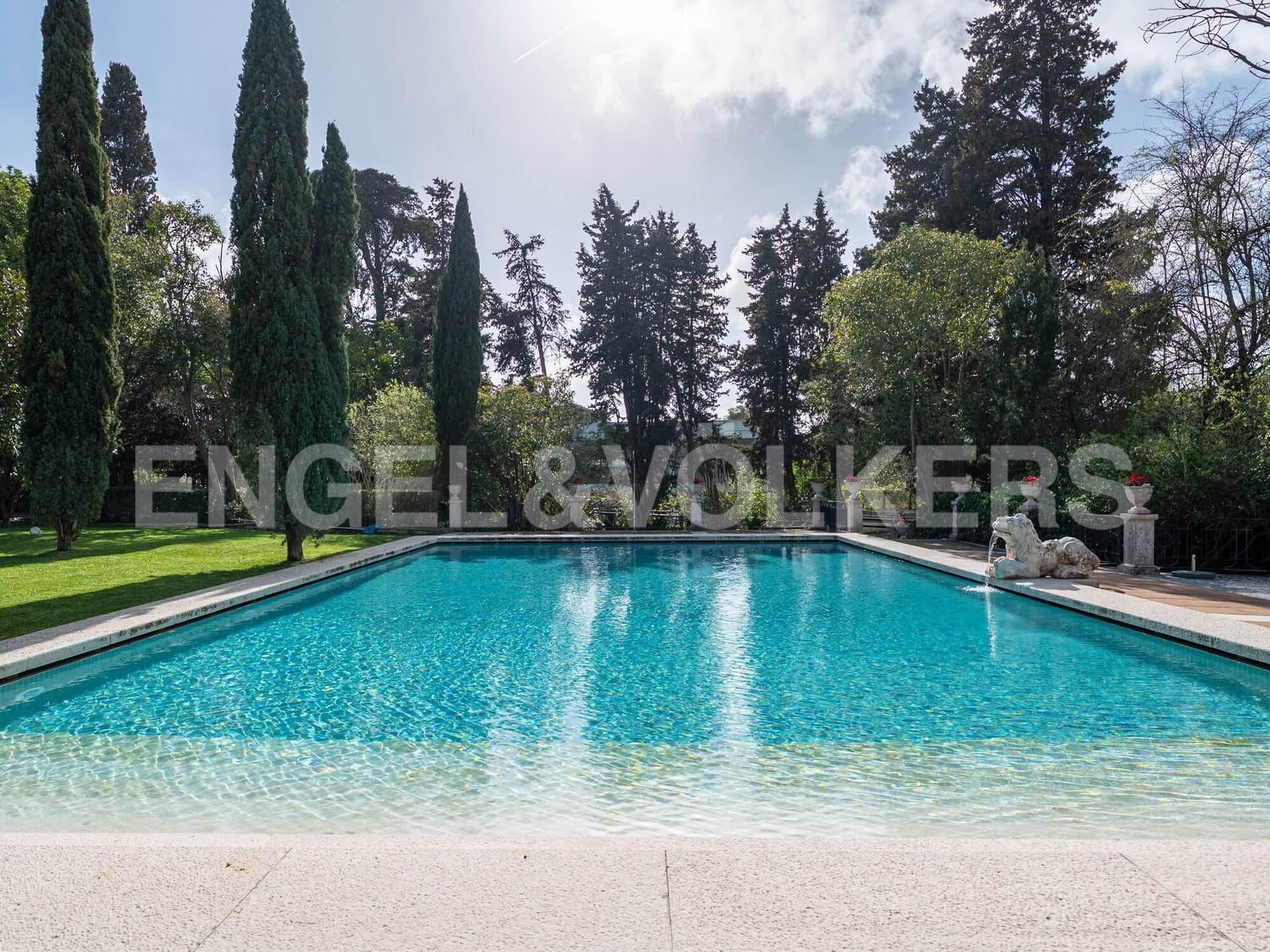 Historic Palace With Cinema, Gym, And Expansive Garden 4