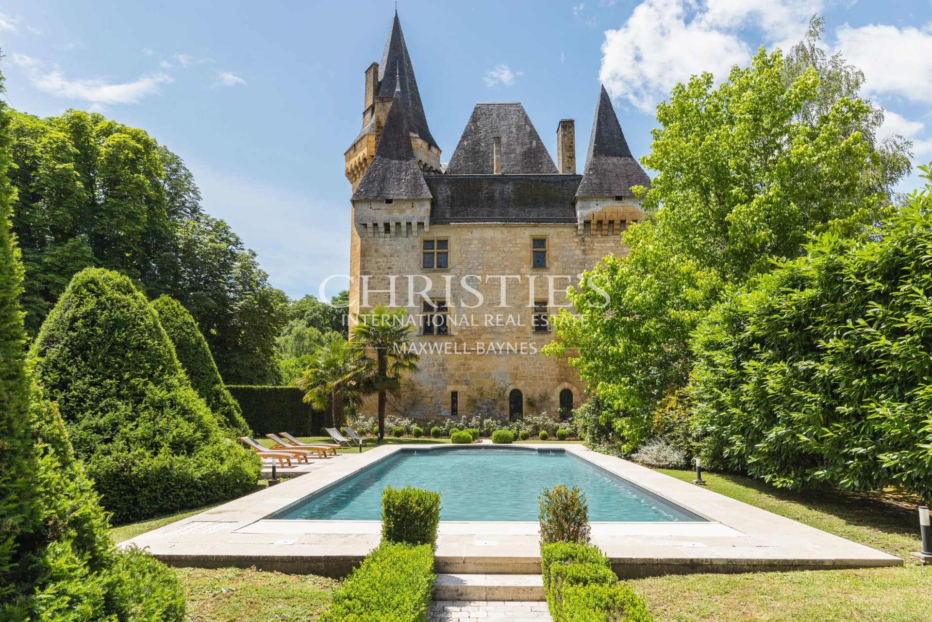 Magnificent Château Overlooking the River Vézère with 9 Bedrooms 2