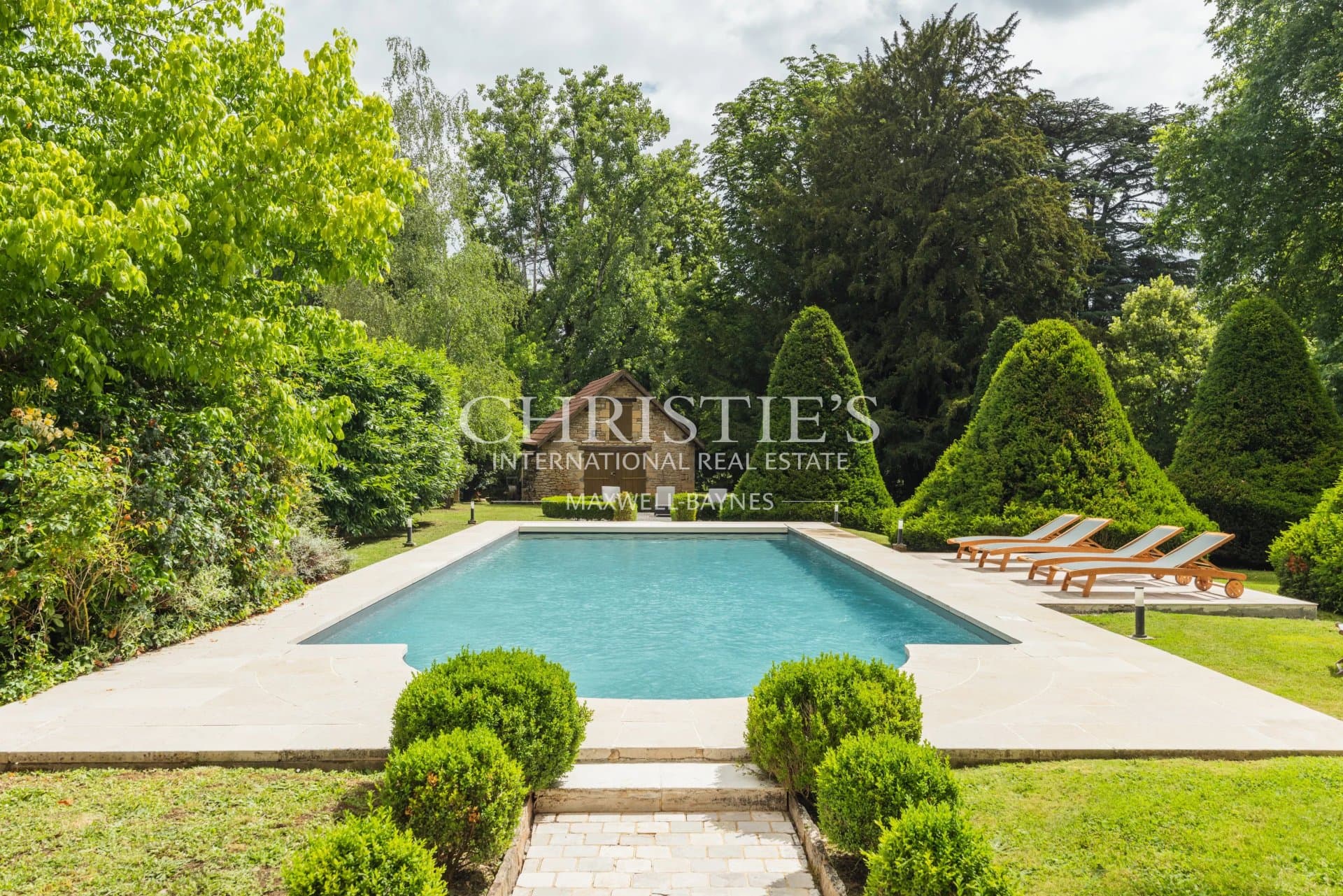 Magnificent Château Overlooking the River Vézère with 9 Bedrooms 3