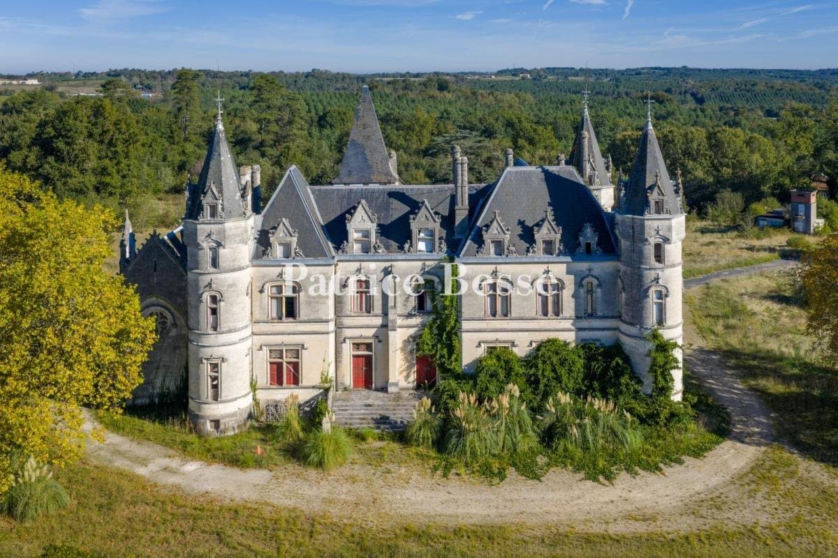 19th Century Château With Chapel And Outbuildings On 51 Hectares