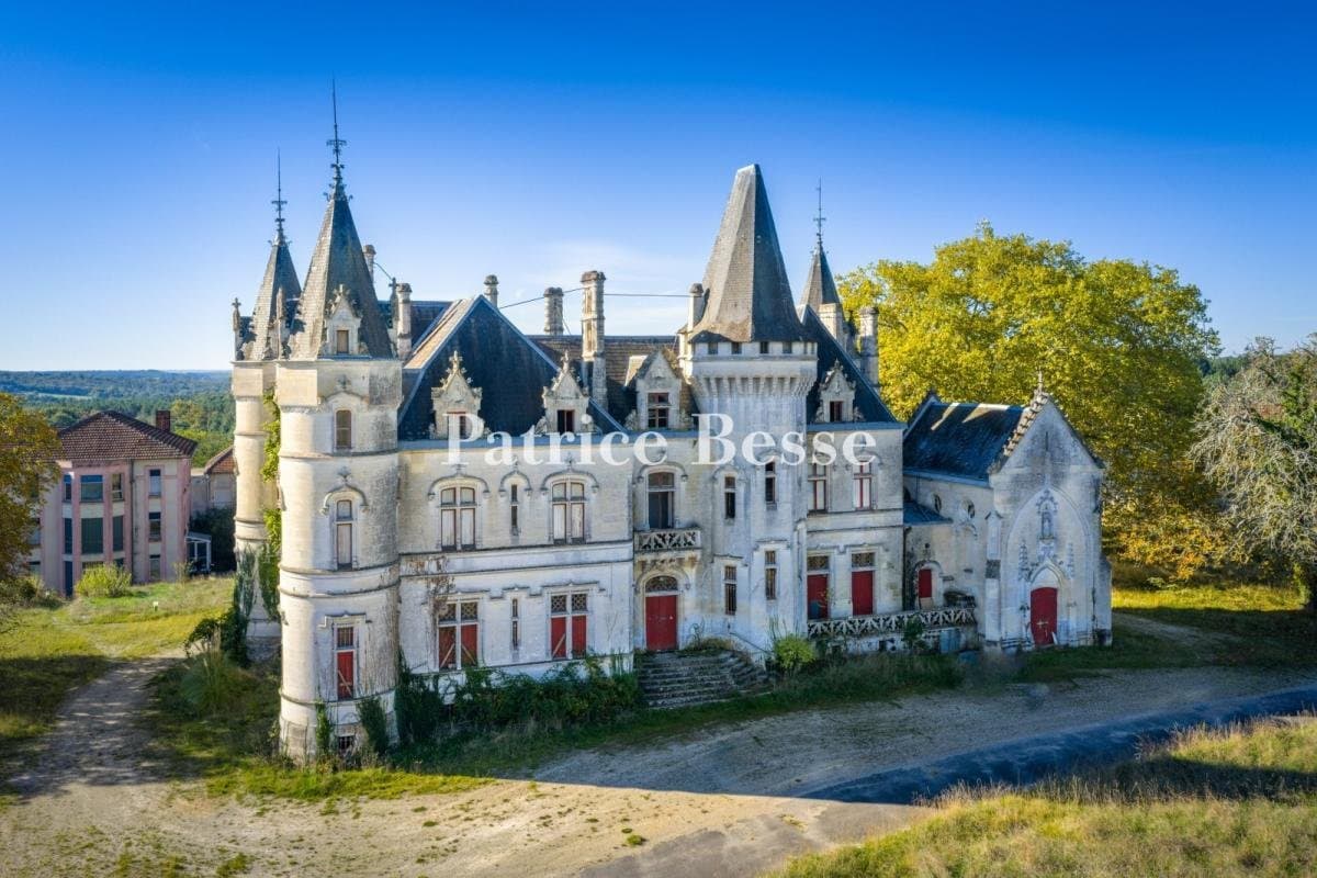 19th Century Château With Chapel And Outbuildings On 51 Hectares 2