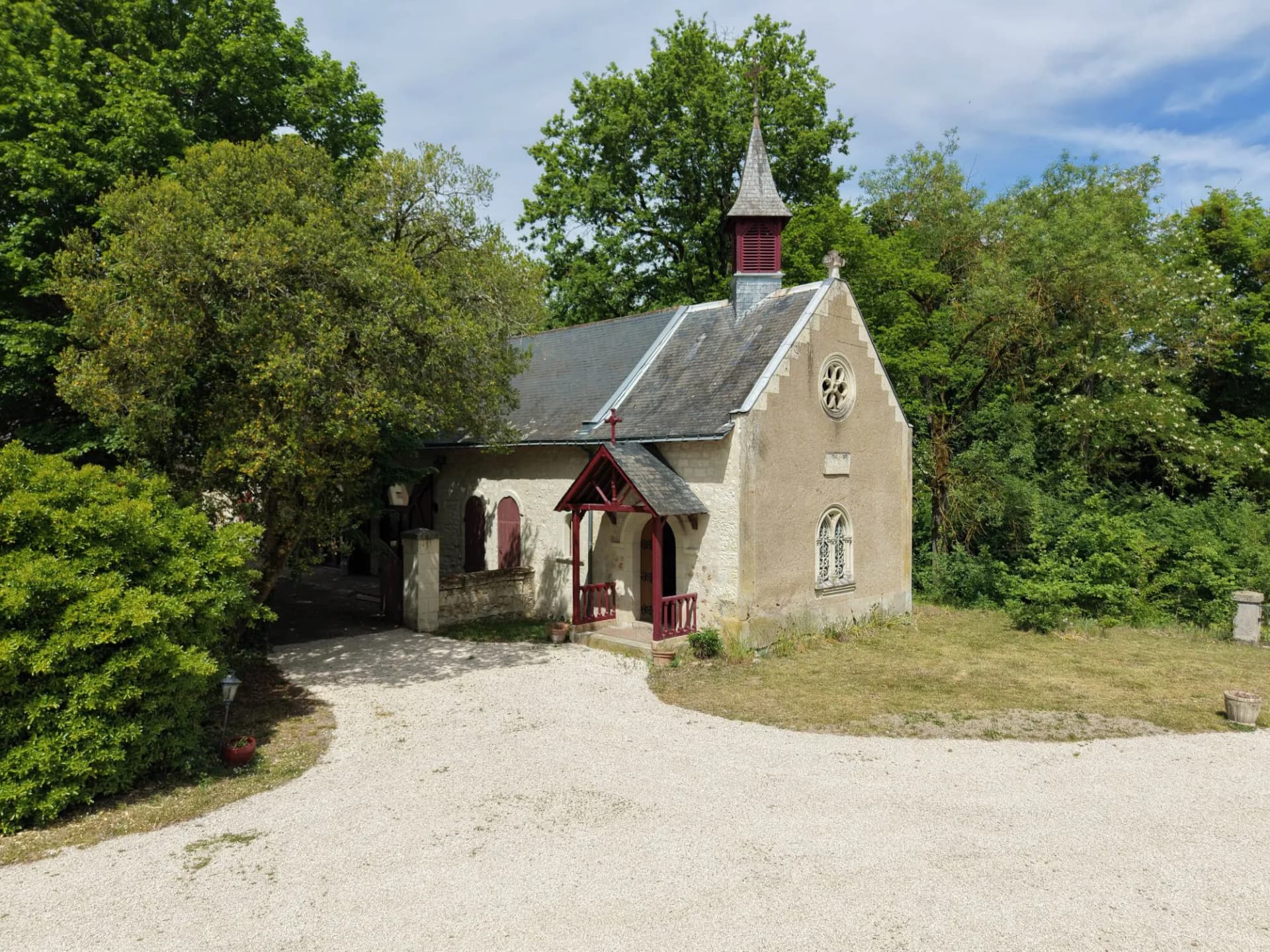 15th Century Château With Moats And Outbuildings In The Loire Valley 2