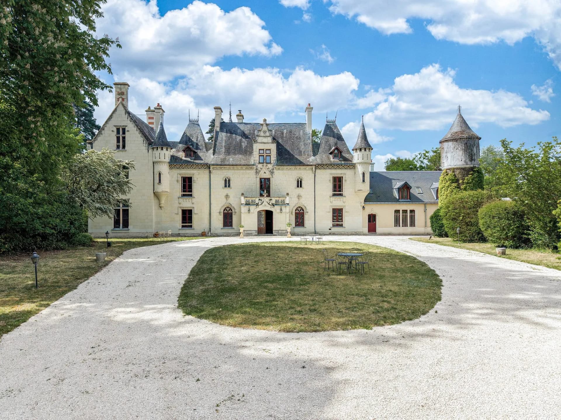 15th Century Château With Moats And Outbuildings In The Loire Valley 3
