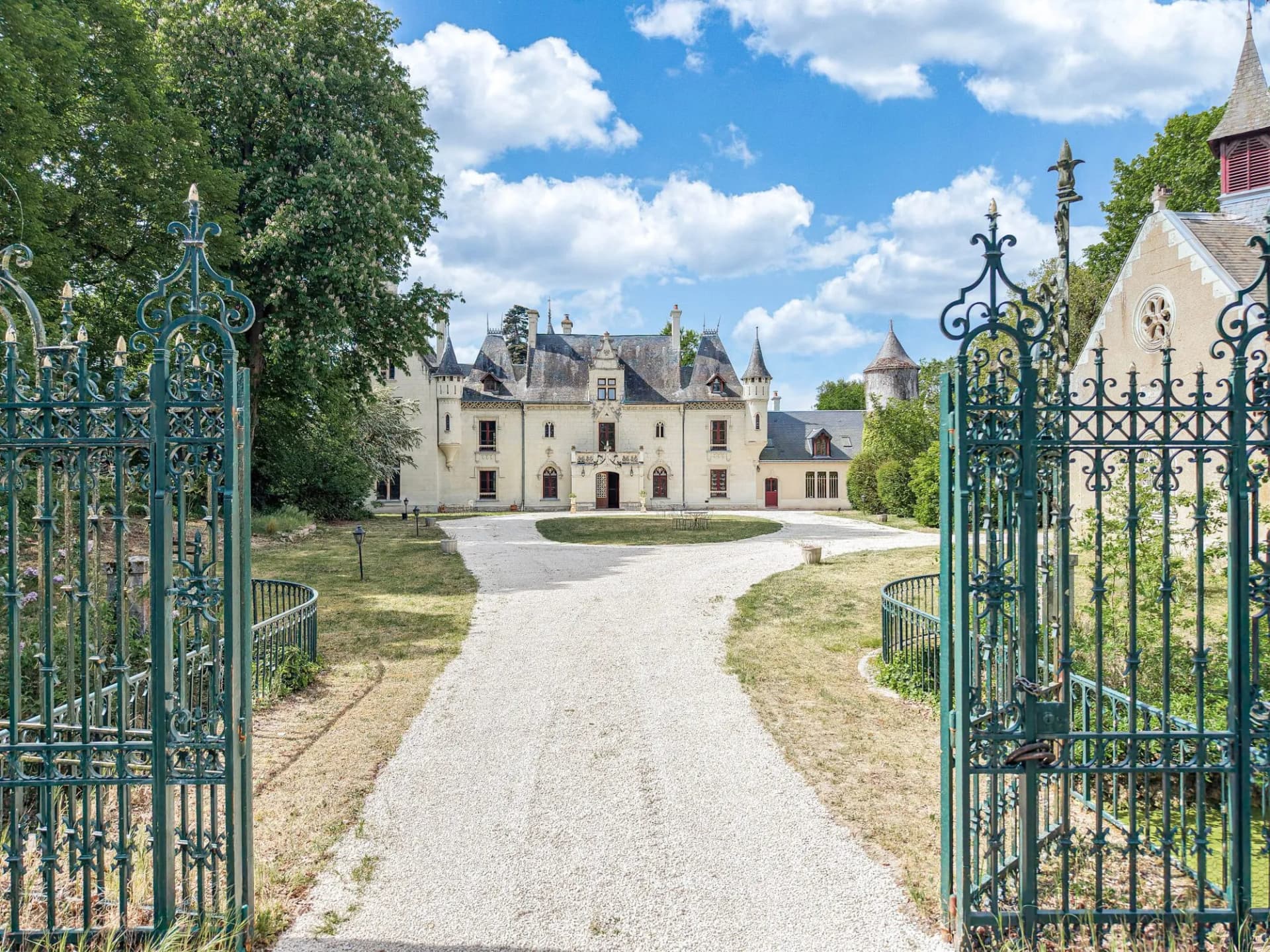 15th Century Château With Moats And Outbuildings In The Loire Valley 4