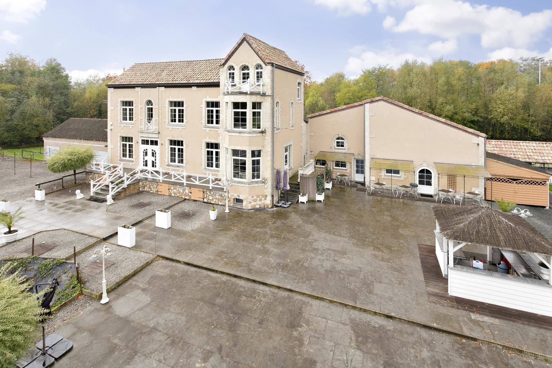 Luxurious Château With Swimming Pool And Security Features 3