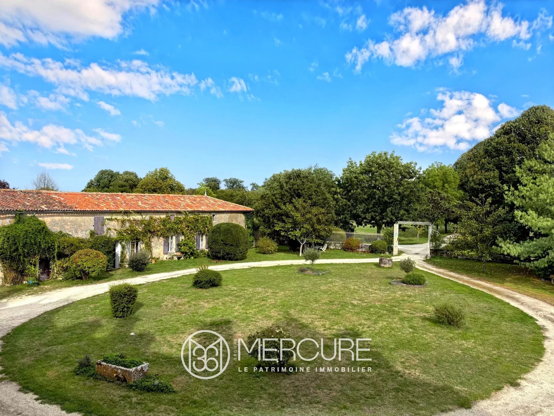 Elegant 19th Century Château With Vineyard And Extensive Outbuildings 3