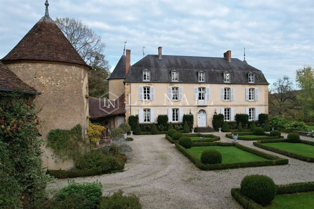 Charming 18th Century Château With Formal French Garden And Swimming Pool 2