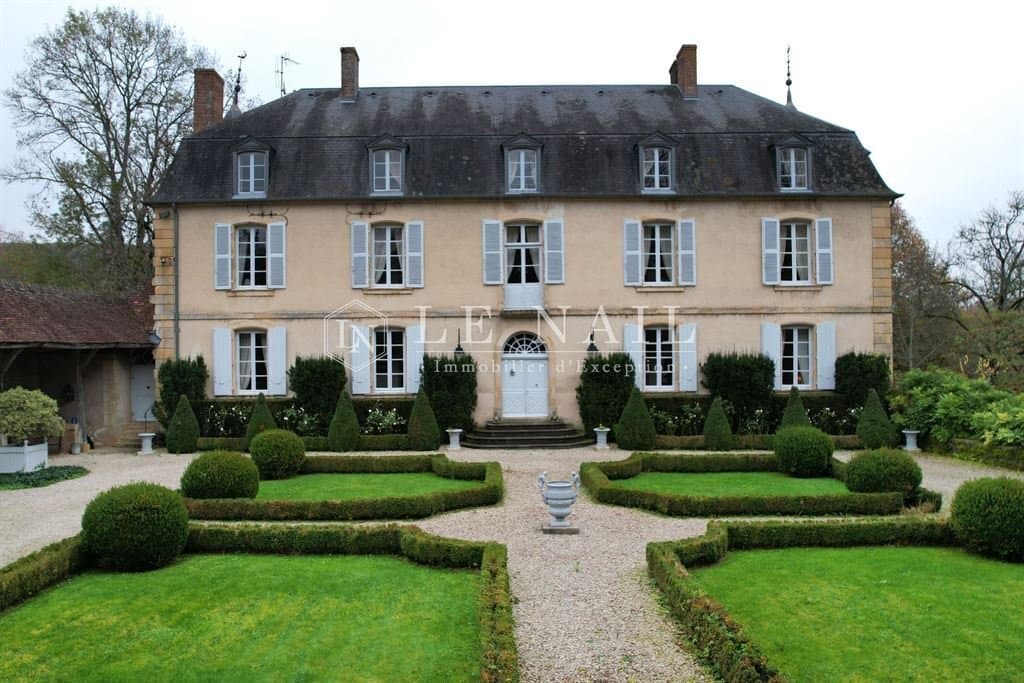 Charming 18th Century Château With Formal French Garden And Swimming Pool 3