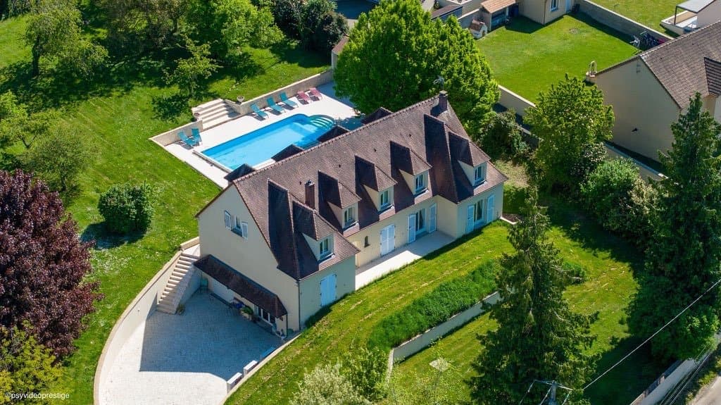 Elegant 5-Bedroom Residence with Swimming Pool in Pont-sur-Yonne 2