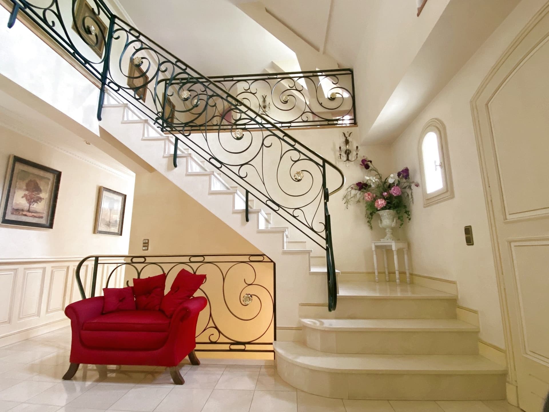 Elegant 5-Bedroom Residence with Swimming Pool in Pont-sur-Yonne 3