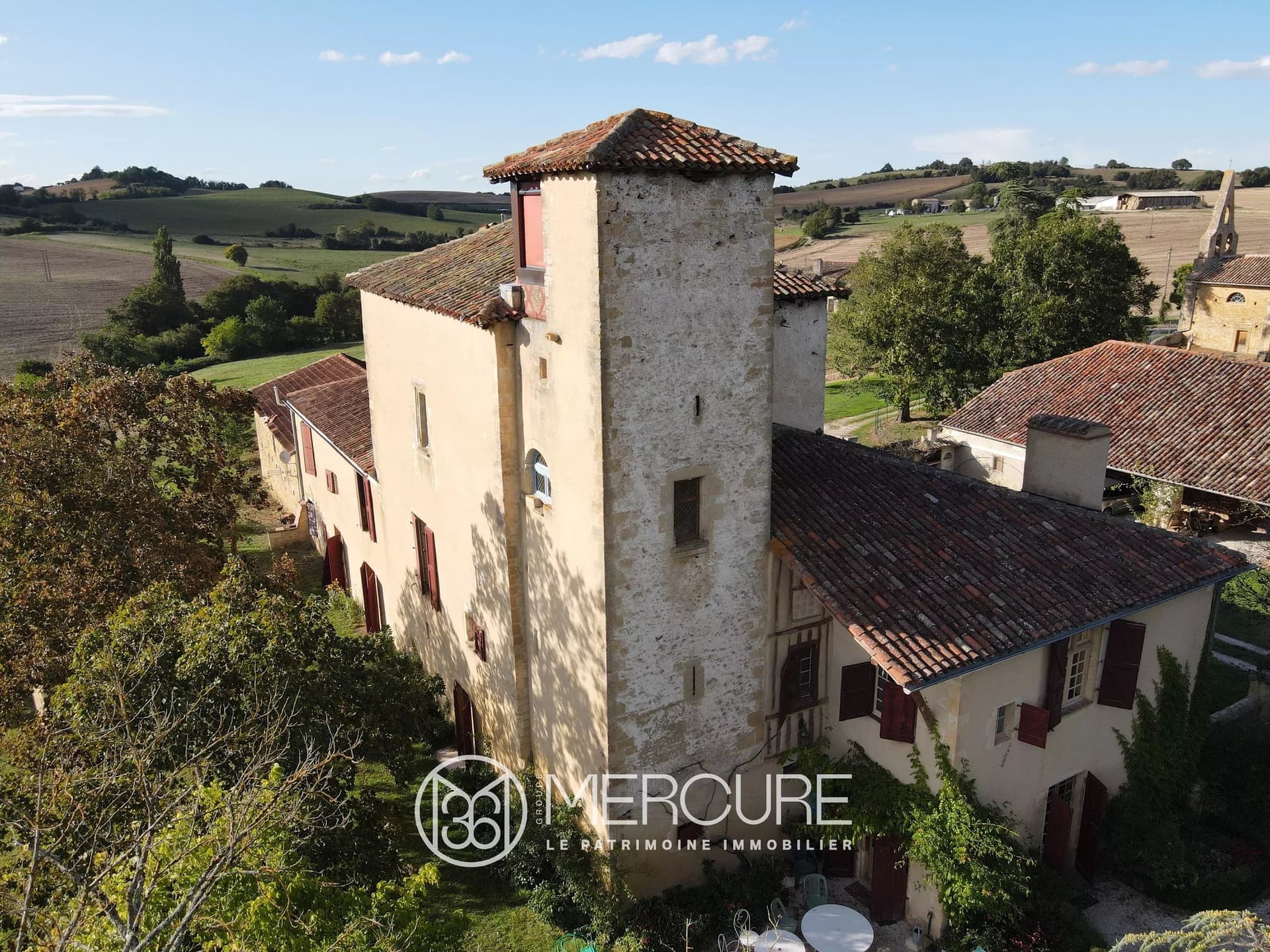 Historic Château With 6 Bedrooms And Extensive Outbuildings — Château for sale in France