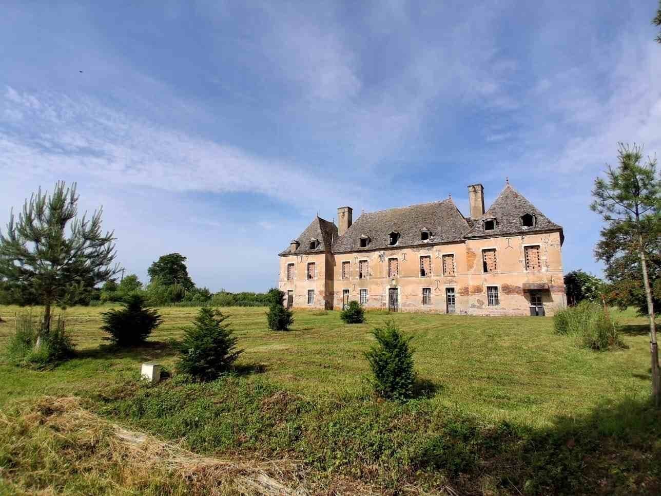 Historic Château With Development Potential In La Bresse — Château for sale in Saône-et-Loire, France
