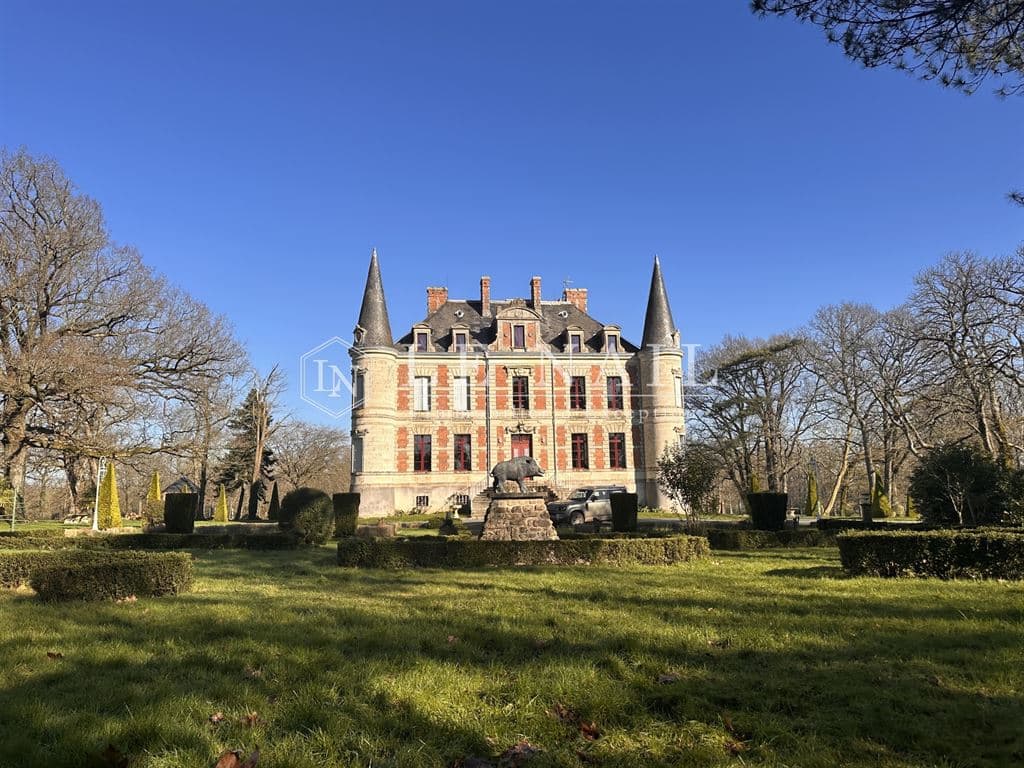 Elegant Château with Reception Room and Expansive Park — Château for sale in Vendée, France