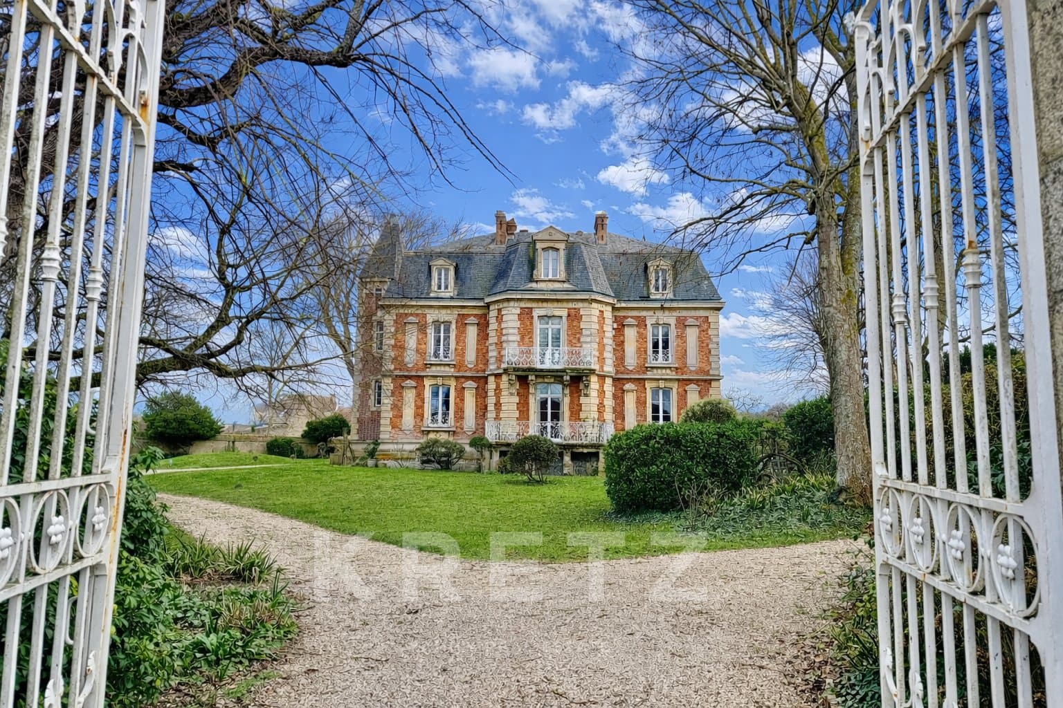 Elegant 19th Century Manor With Heated Pool Near The Beach