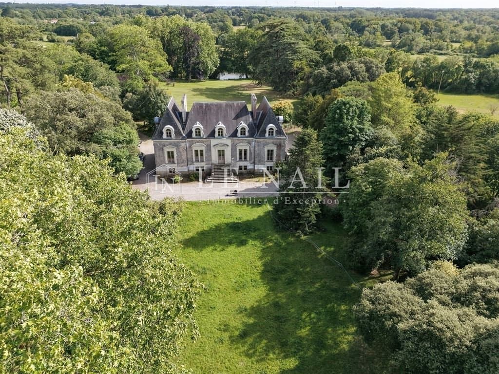Elegant Château With Extensive Grounds And Equestrian Facilities 4