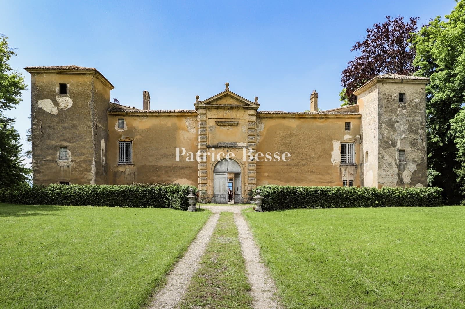 17th Century Château with Gatehouse and Grassy Terrace Overlooking the Rhône Valley — Château for sale in Drôme, France