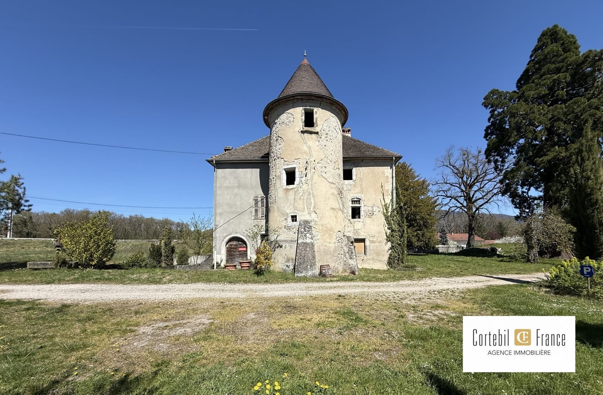 16th Century Château With Renovation Potential And Expansive Grounds — Château for sale in Auvergne-Rhône-Alpes, France