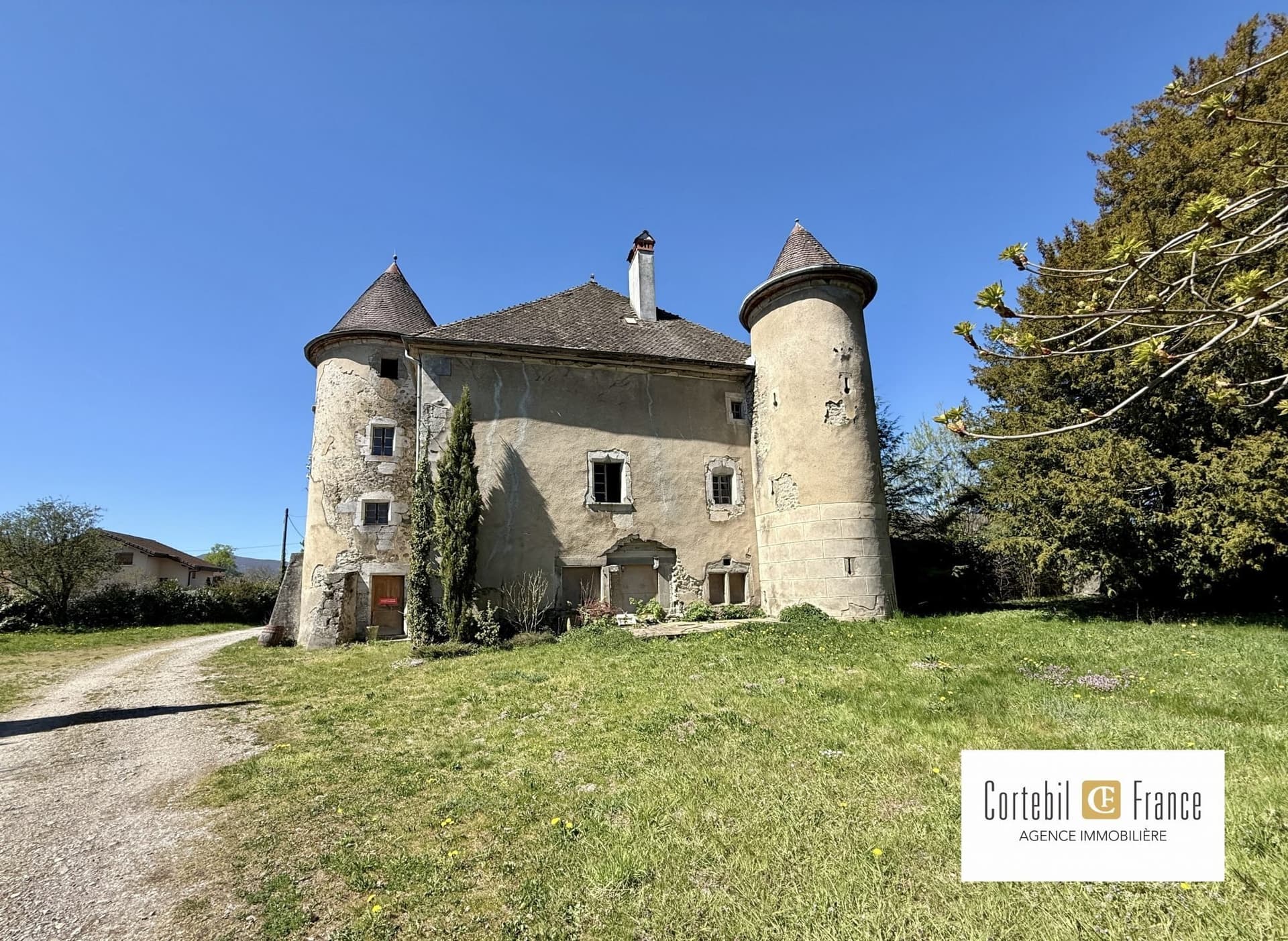 16th Century Château With Renovation Potential And Expansive Grounds 3