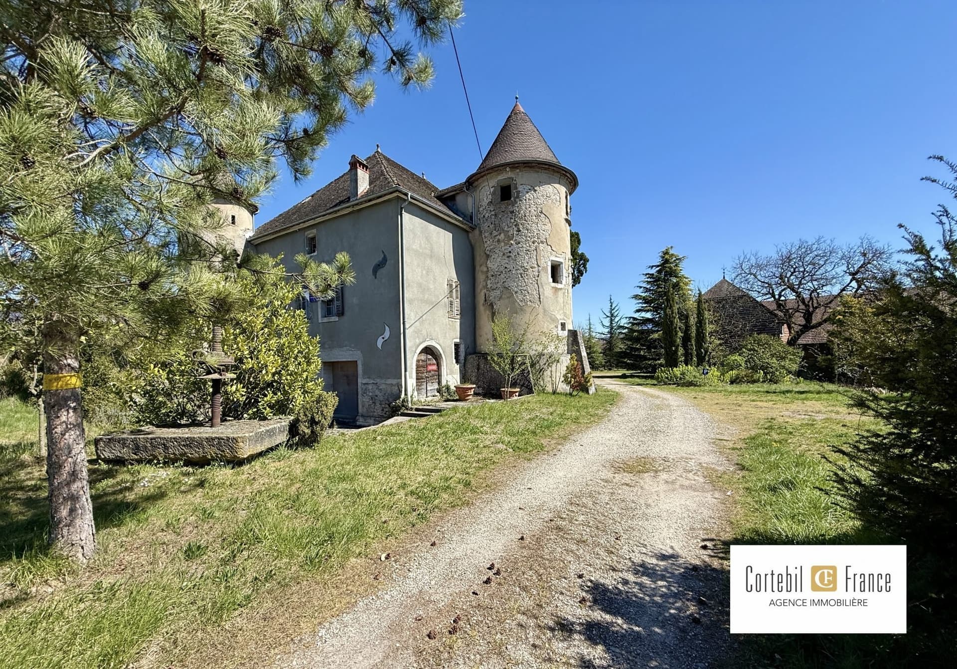 16th Century Château With Renovation Potential And Expansive Grounds 5