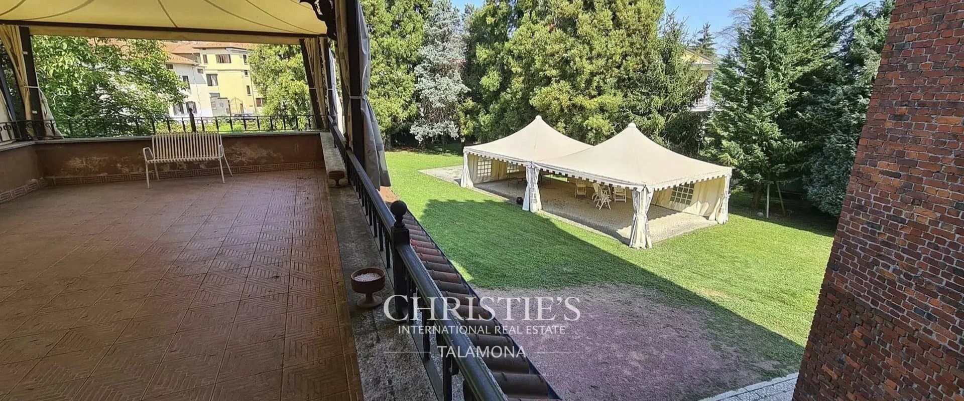 Elegant Castle With 17 Rooms And Modern Comforts — in Italy